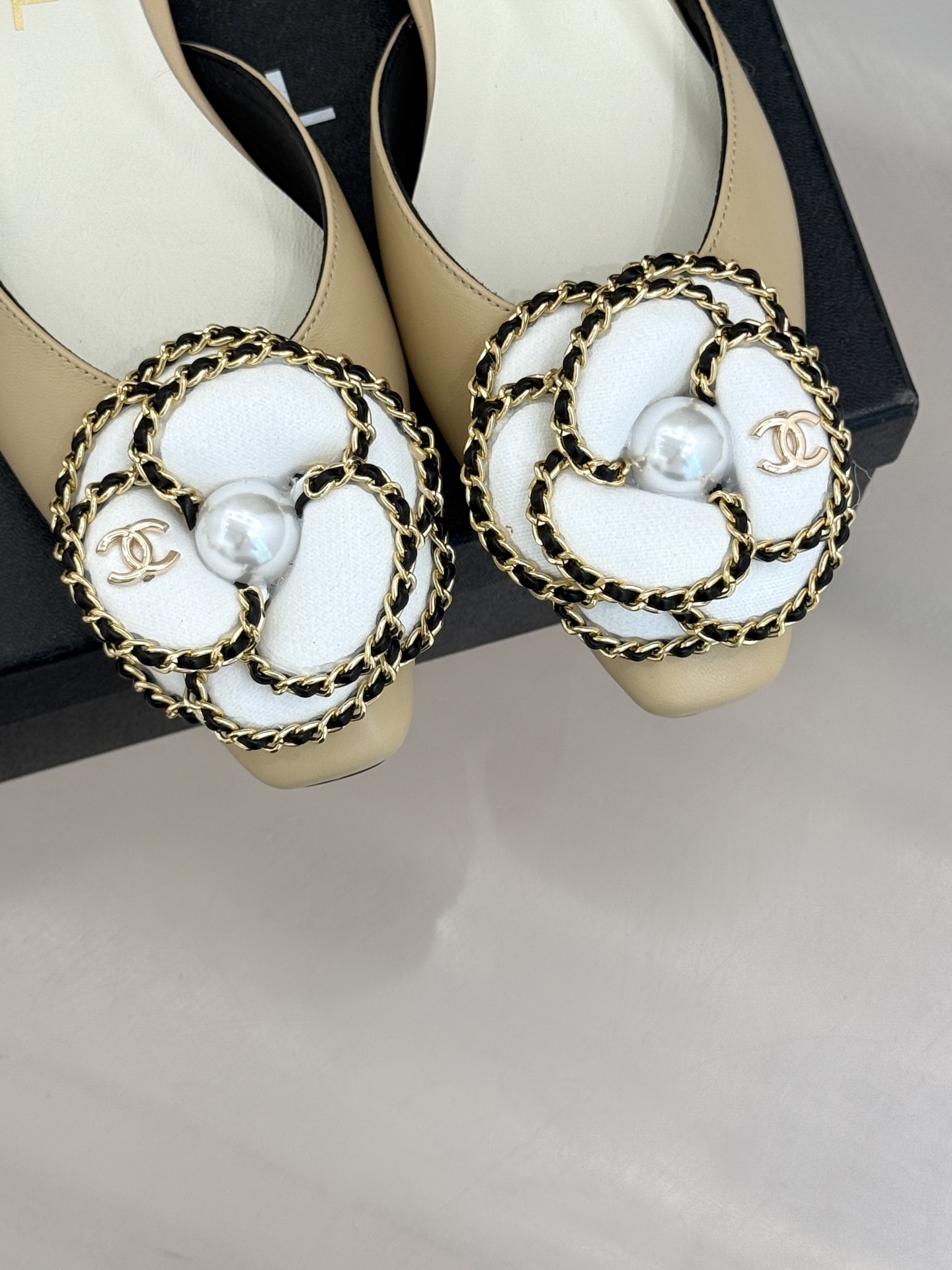 CHANE* ｜小香双C链条山茶花平底后空凉鞋将双C、链条与山茶花符号完美交织。柔滑小羊皮贴合足背 细腻