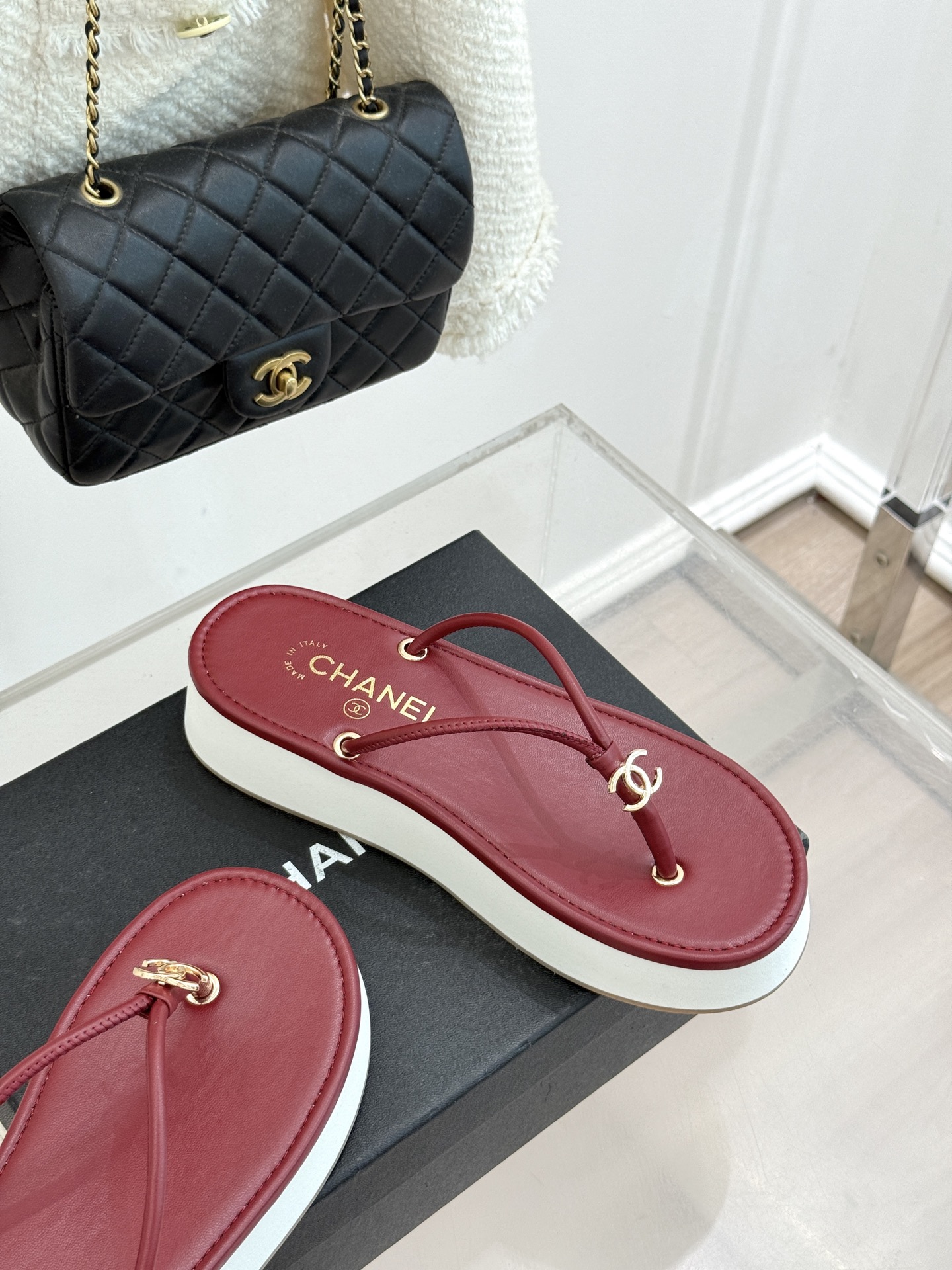 CHANE* ｜小香26P双C夹脚厚底人字拖鞋将法式优雅与夏日松弛完美相融。柔滑小羊皮包裹夹脚线条贴合脚