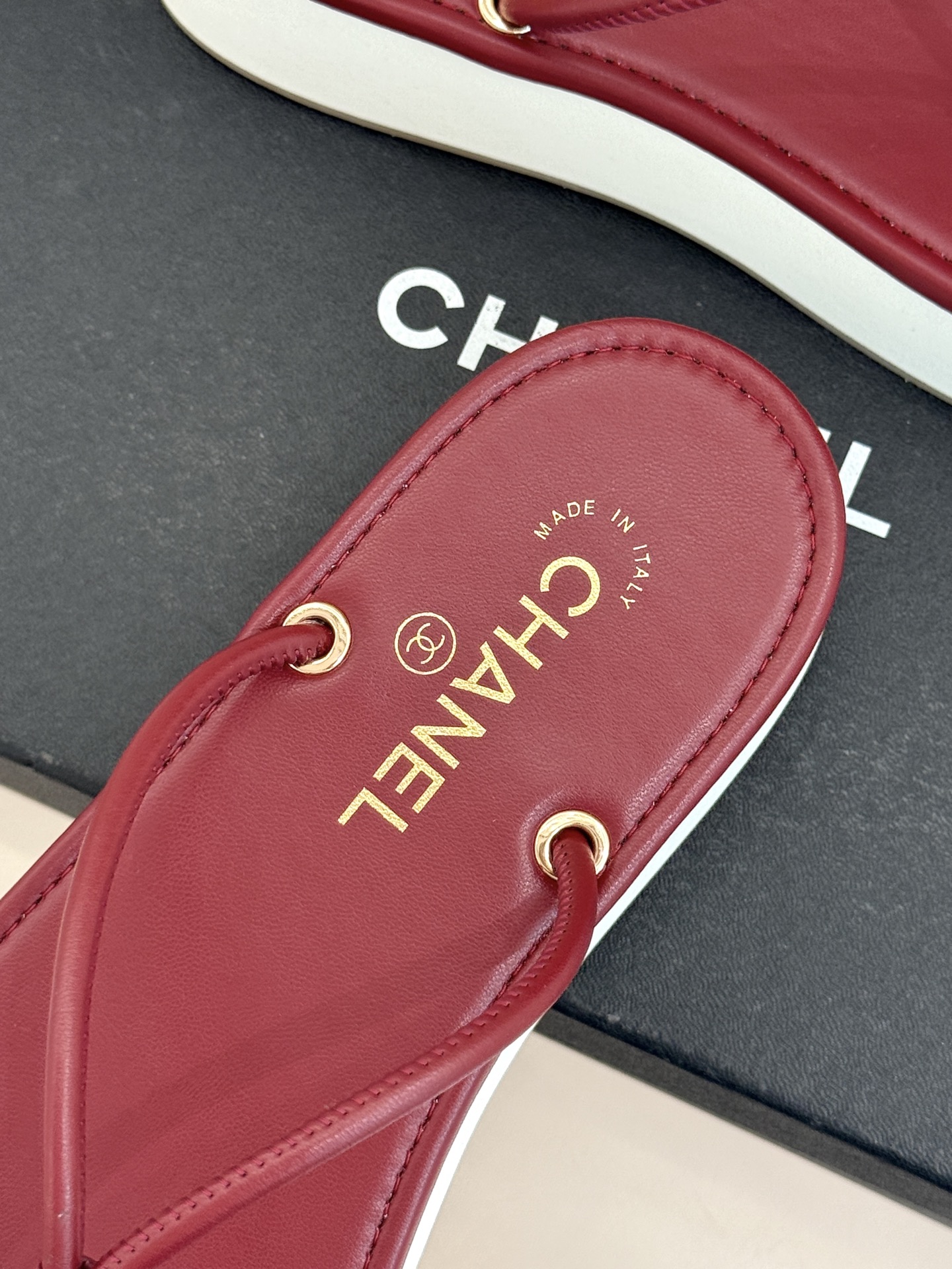 CHANE* ｜小香26P双C夹脚厚底人字拖鞋将法式优雅与夏日松弛完美相融。柔滑小羊皮包裹夹脚线条贴合脚