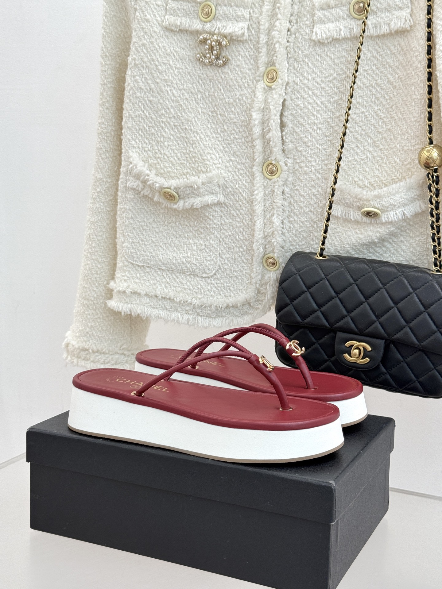 CHANE* ｜小香26P双C夹脚厚底人字拖鞋将法式优雅与夏日松弛完美相融。柔滑小羊皮包裹夹脚线条贴合脚