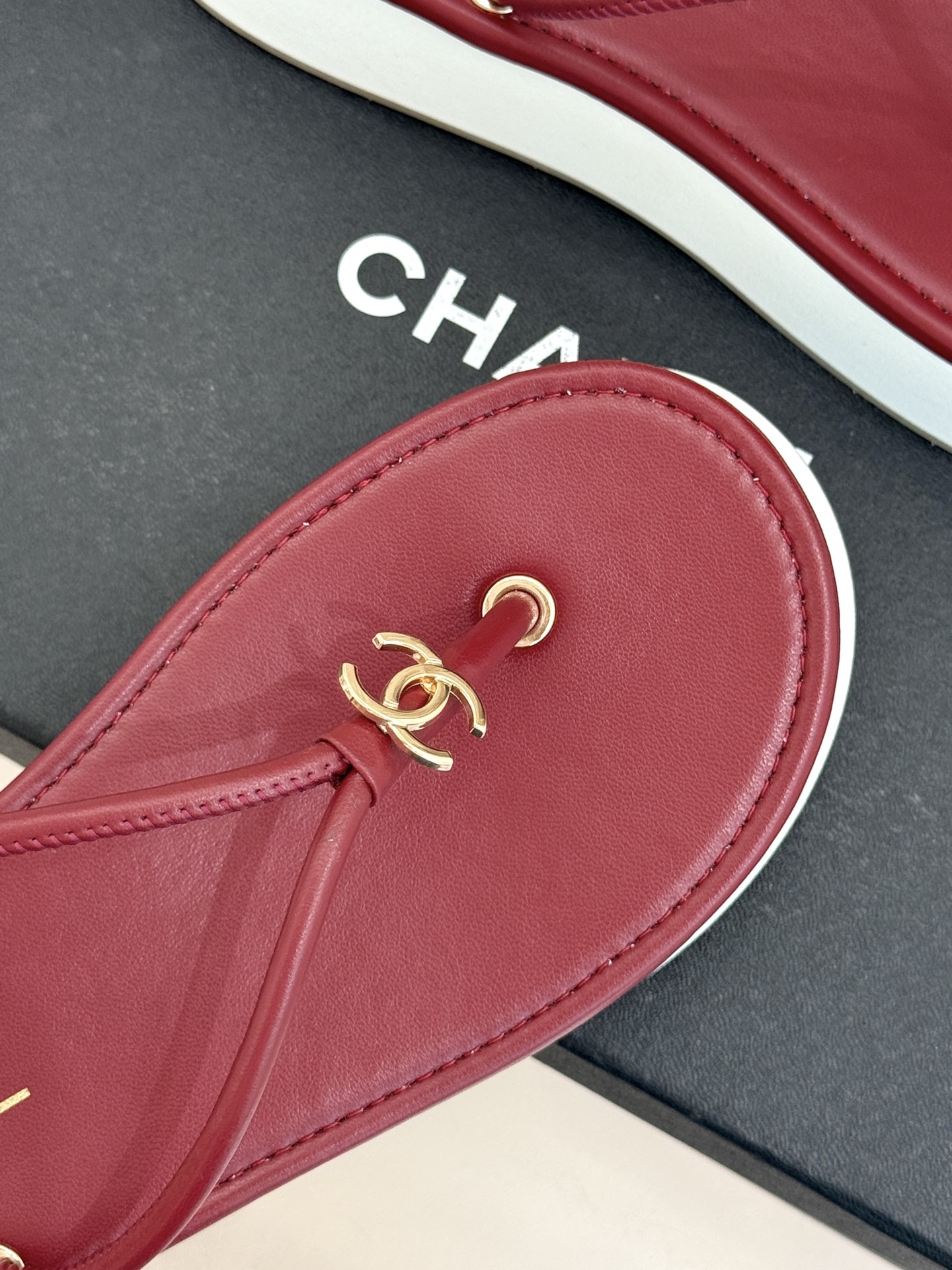 CHANE* ｜小香26P双C夹脚厚底人字拖鞋将法式优雅与夏日松弛完美相融。柔滑小羊皮包裹夹脚线条贴合脚