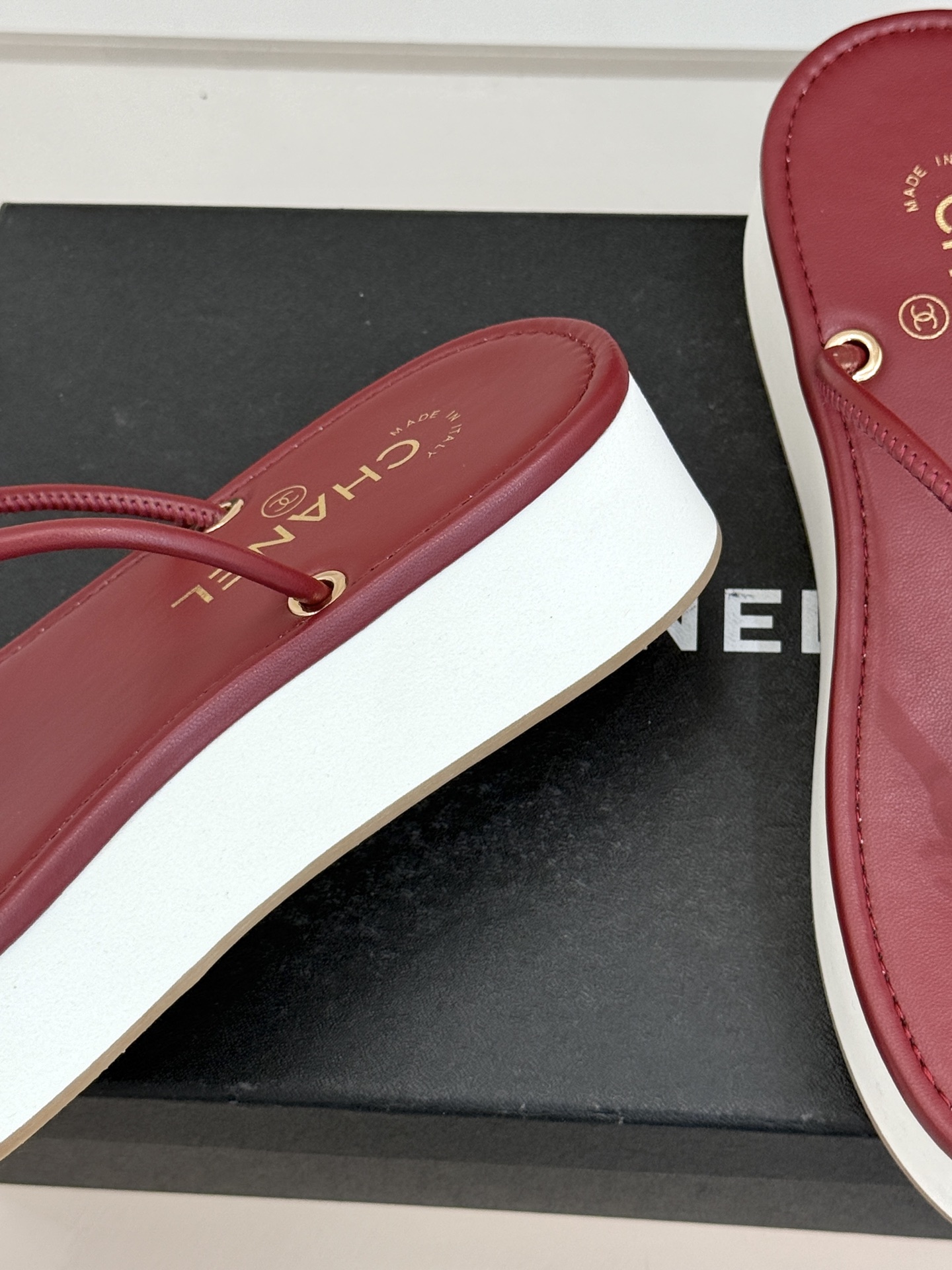 CHANE* ｜小香26P双C夹脚厚底人字拖鞋将法式优雅与夏日松弛完美相融。柔滑小羊皮包裹夹脚线条贴合脚