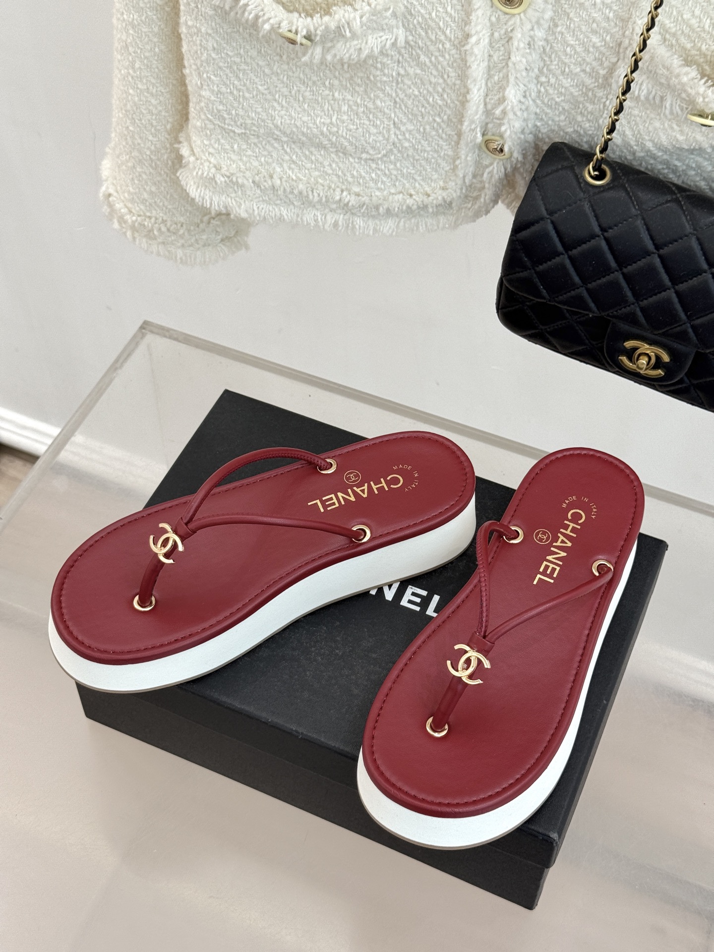 CHANE* ｜小香26P双C夹脚厚底人字拖鞋将法式优雅与夏日松弛完美相融。柔滑小羊皮包裹夹脚线条贴合脚