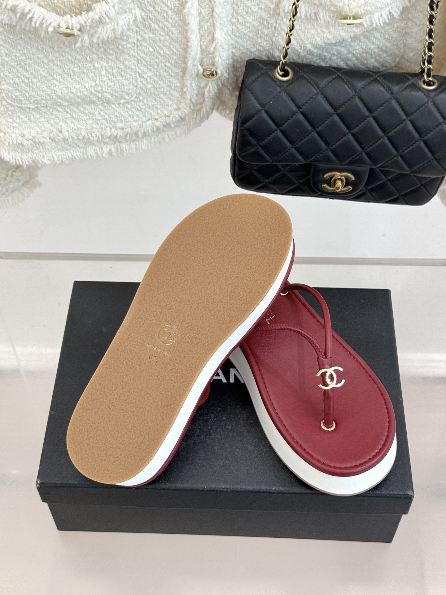 CHANE* ｜小香26P双C夹脚厚底人字拖鞋将法式优雅与夏日松弛完美相融。柔滑小羊皮包裹夹脚线条贴合脚