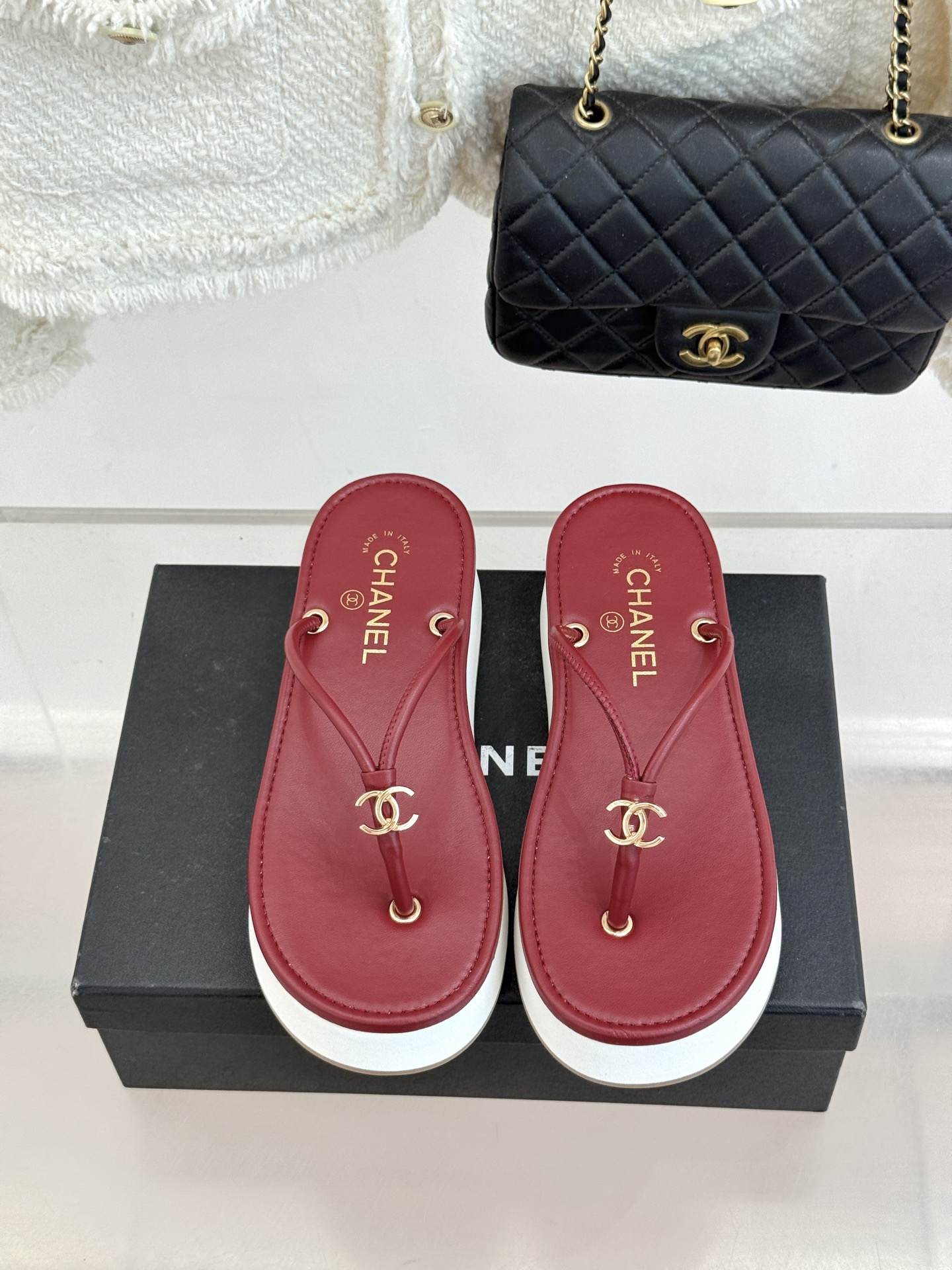 CHANE* ｜小香26P双C夹脚厚底人字拖鞋将法式优雅与夏日松弛完美相融。柔滑小羊皮包裹夹脚线条贴合脚