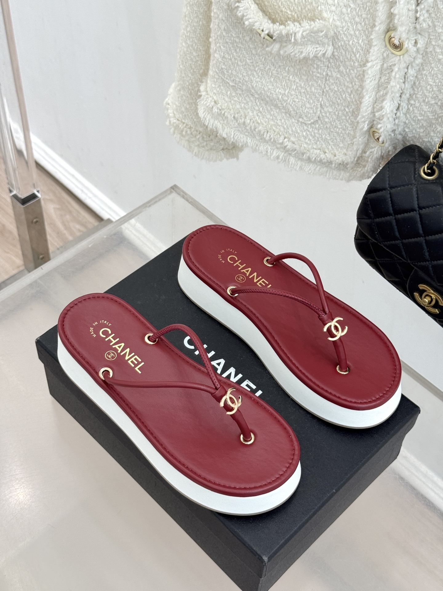 CHANE* ｜小香26P双C夹脚厚底人字拖鞋将法式优雅与夏日松弛完美相融。柔滑小羊皮包裹夹脚线条贴合脚