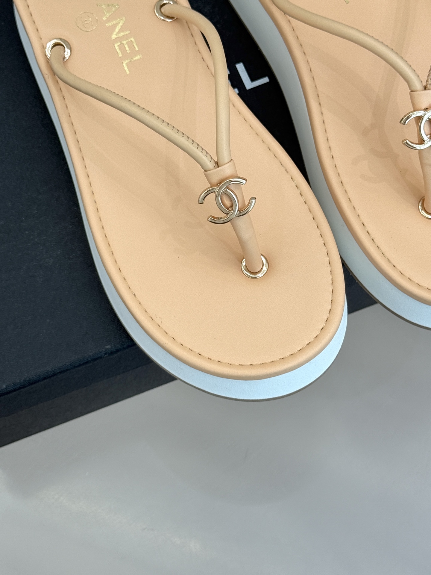 CHANE* ｜小香26P双C夹脚厚底人字拖鞋将法式优雅与夏日松弛完美相融。柔滑小羊皮包裹夹脚线条贴合脚