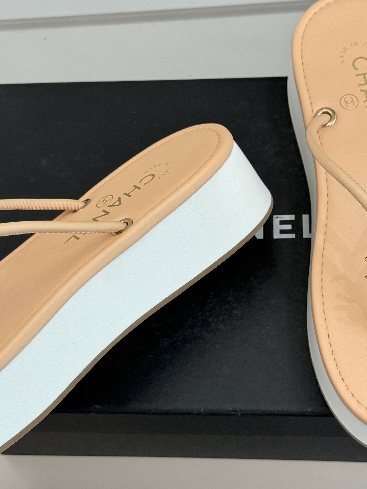 CHANE* ｜小香26P双C夹脚厚底人字拖鞋将法式优雅与夏日松弛完美相融。柔滑小羊皮包裹夹脚线条贴合脚