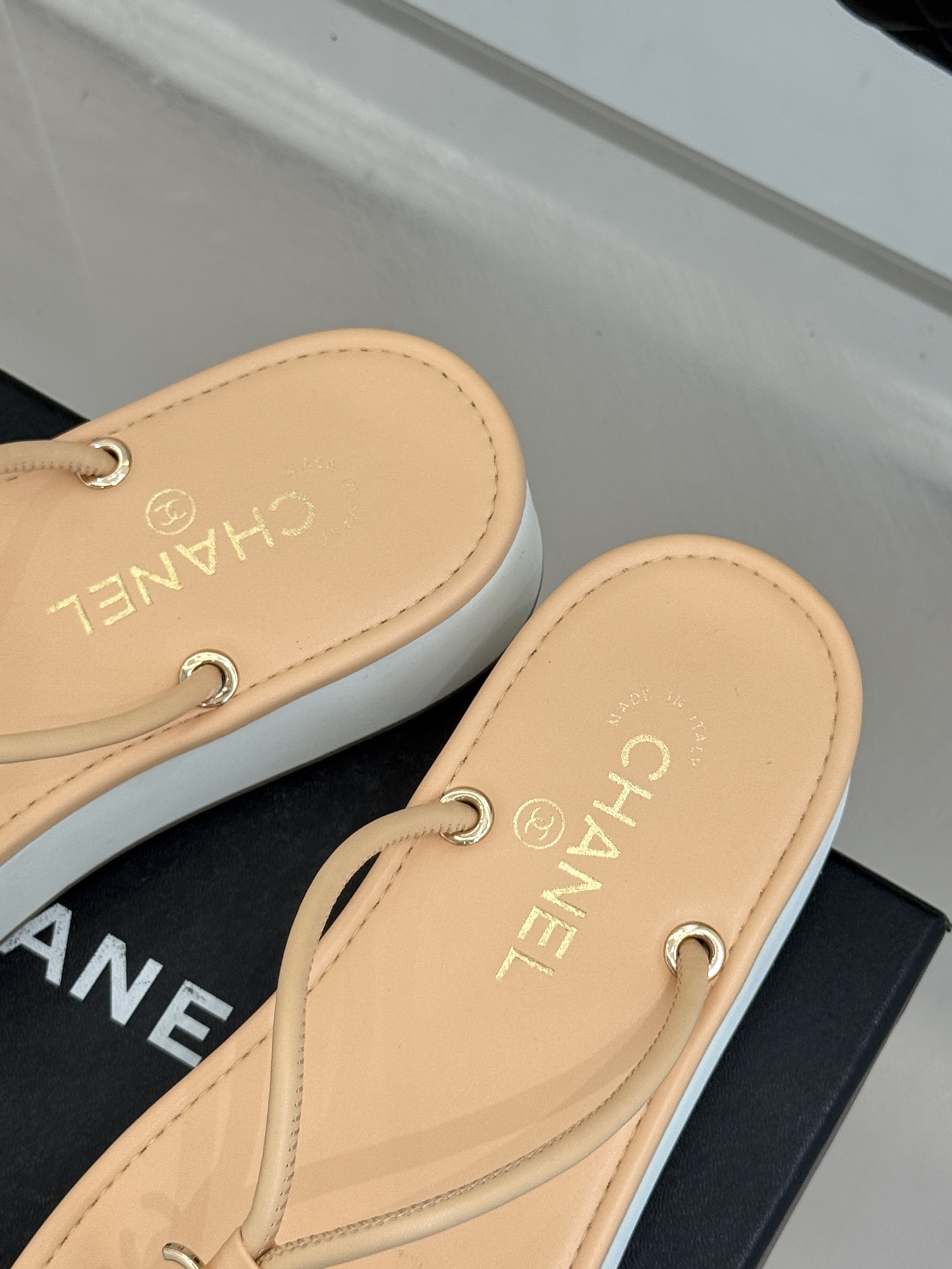 CHANE* ｜小香26P双C夹脚厚底人字拖鞋将法式优雅与夏日松弛完美相融。柔滑小羊皮包裹夹脚线条贴合脚