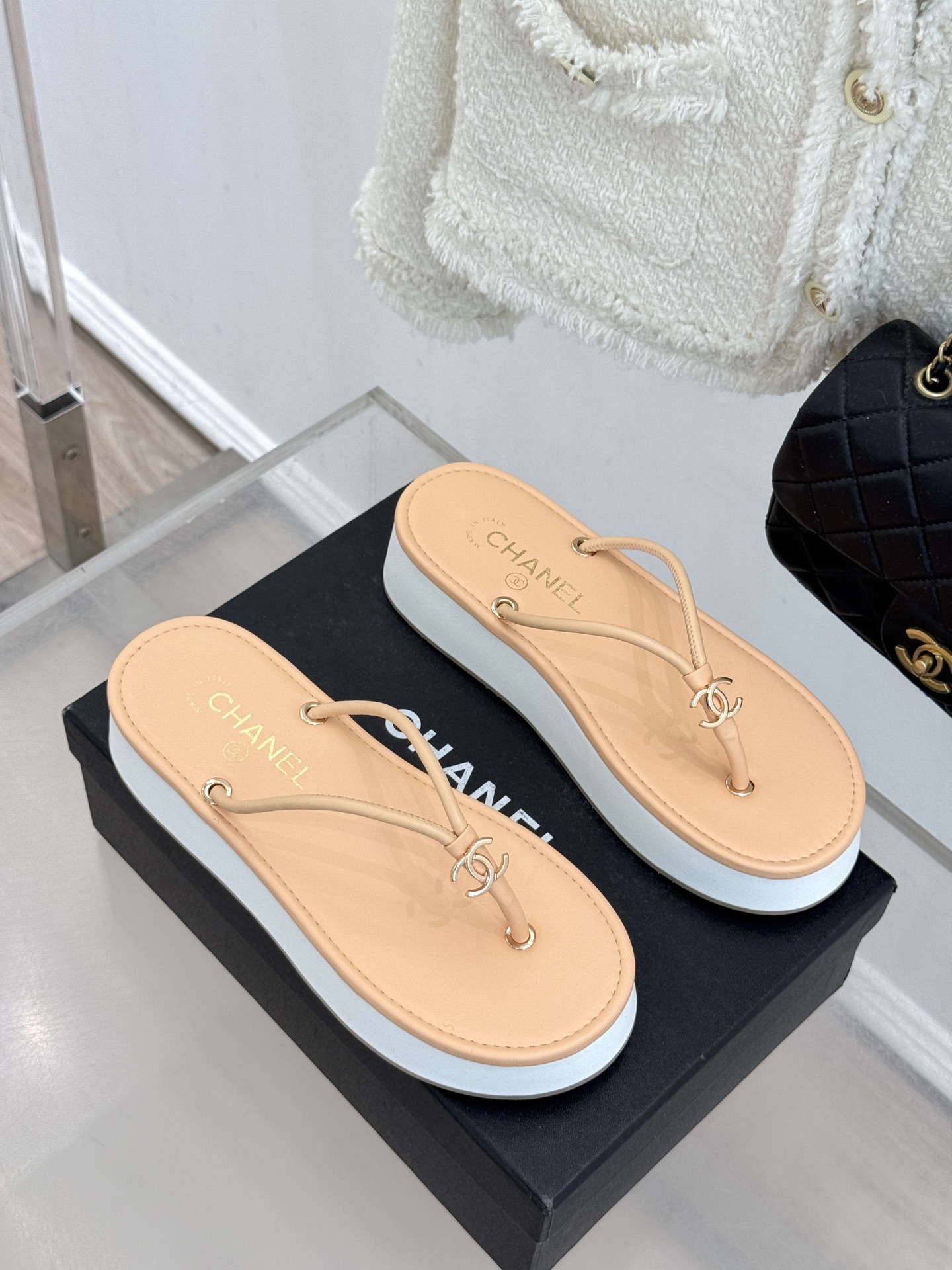 CHANE* ｜小香26P双C夹脚厚底人字拖鞋将法式优雅与夏日松弛完美相融。柔滑小羊皮包裹夹脚线条贴合脚