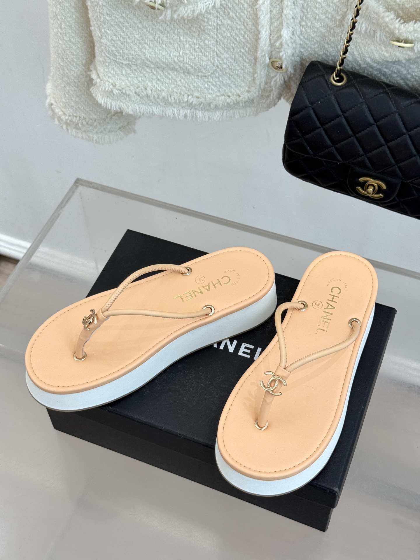 CHANE* ｜小香26P双C夹脚厚底人字拖鞋将法式优雅与夏日松弛完美相融。柔滑小羊皮包裹夹脚线条贴合脚