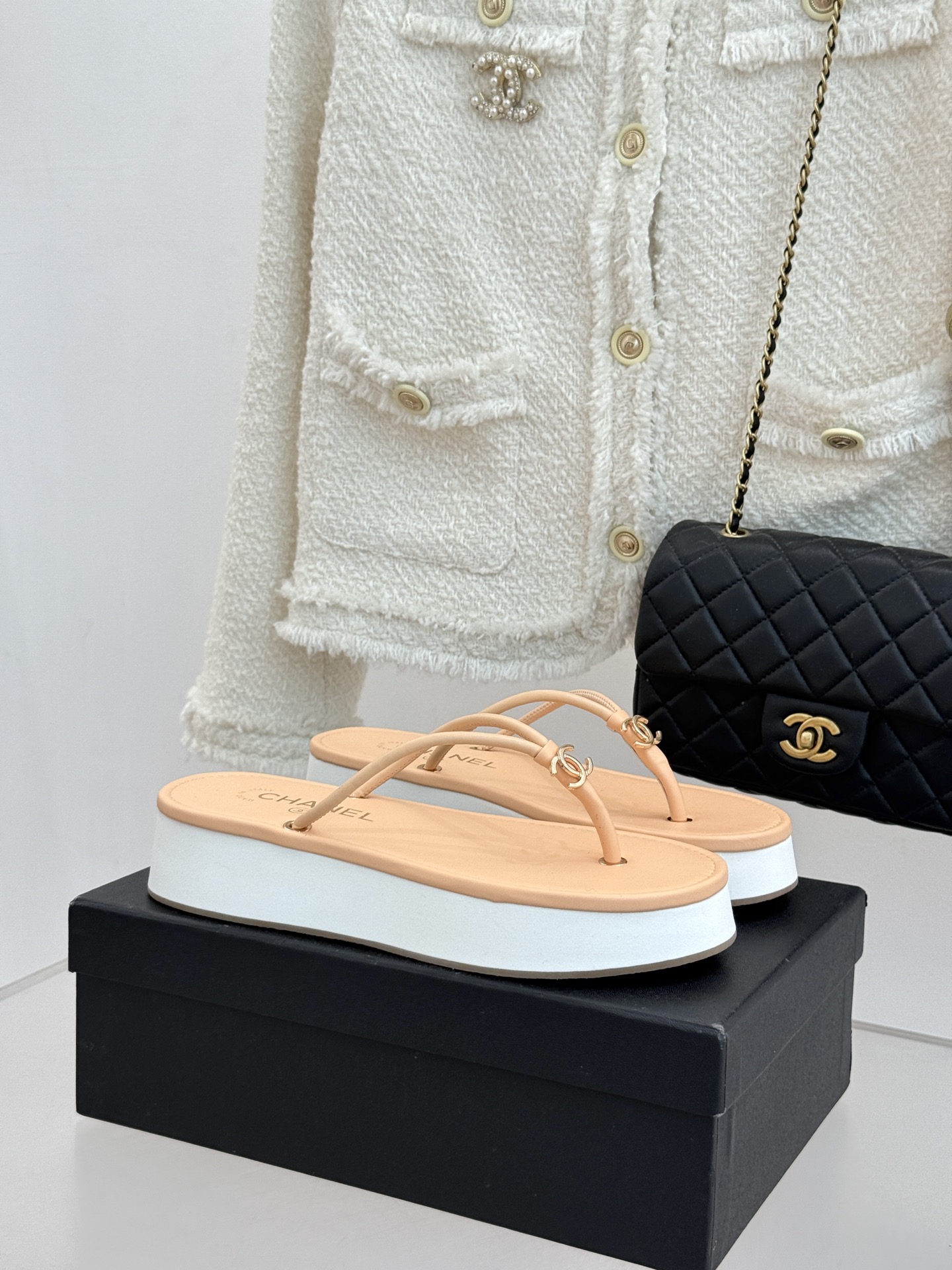 CHANE* ｜小香26P双C夹脚厚底人字拖鞋将法式优雅与夏日松弛完美相融。柔滑小羊皮包裹夹脚线条贴合脚