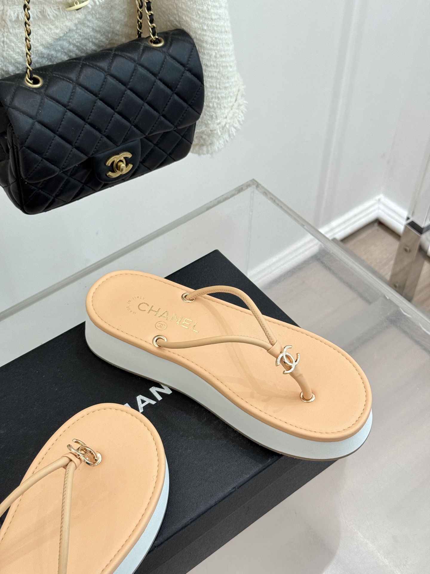 CHANE* ｜小香26P双C夹脚厚底人字拖鞋将法式优雅与夏日松弛完美相融。柔滑小羊皮包裹夹脚线条贴合脚