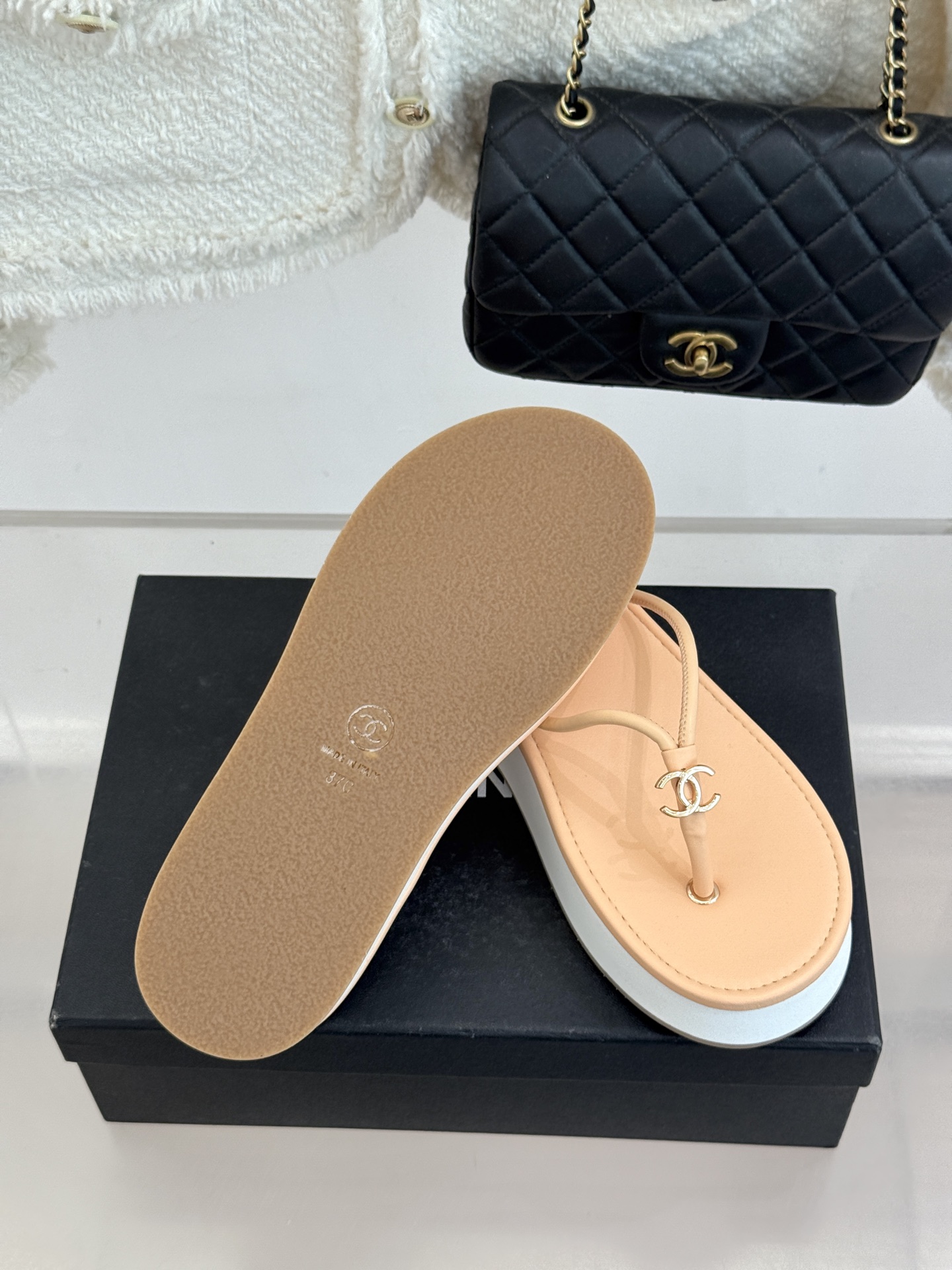 CHANE* ｜小香26P双C夹脚厚底人字拖鞋将法式优雅与夏日松弛完美相融。柔滑小羊皮包裹夹脚线条贴合脚