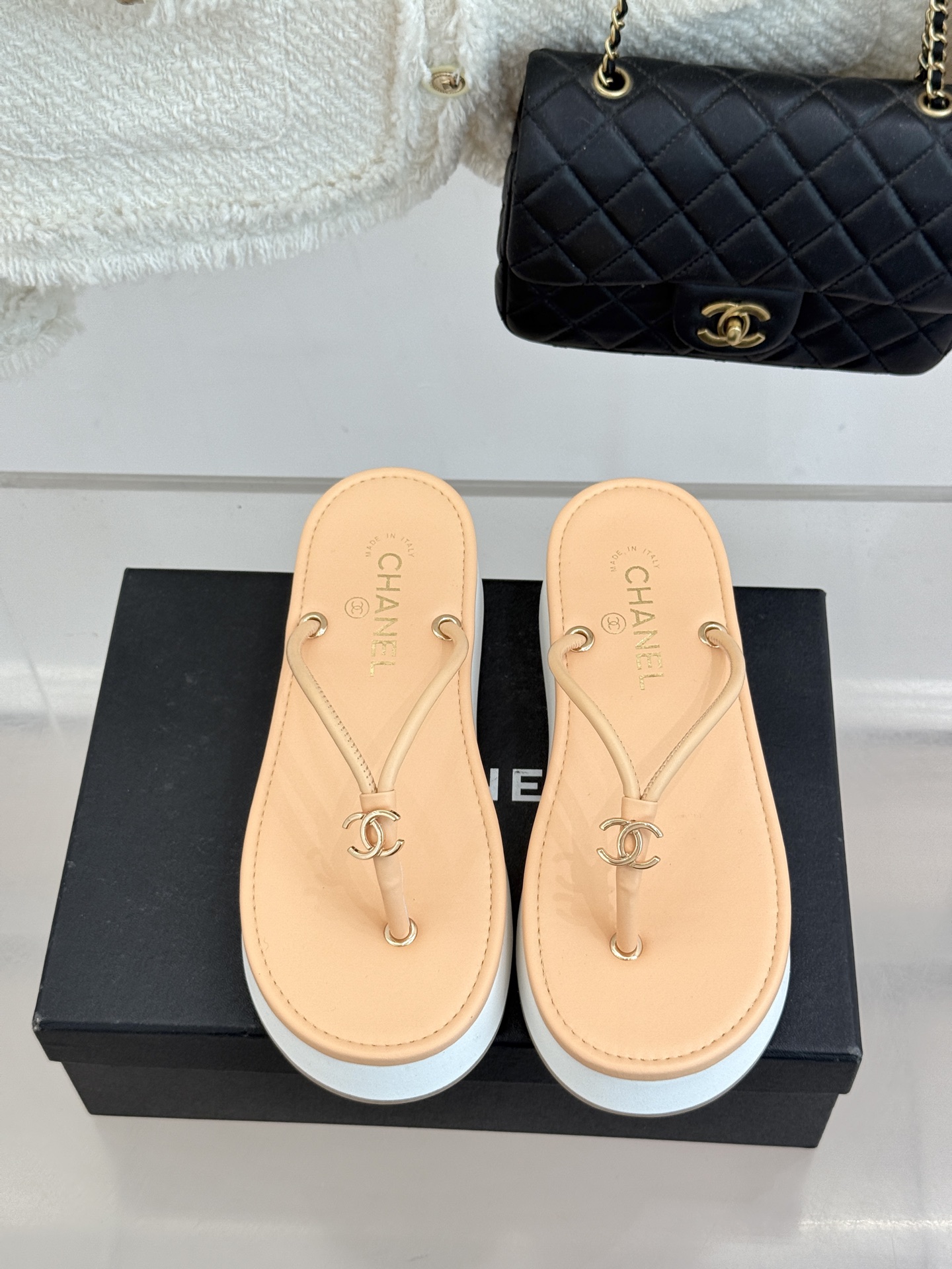 CHANE* ｜小香26P双C夹脚厚底人字拖鞋将法式优雅与夏日松弛完美相融。柔滑小羊皮包裹夹脚线条贴合脚