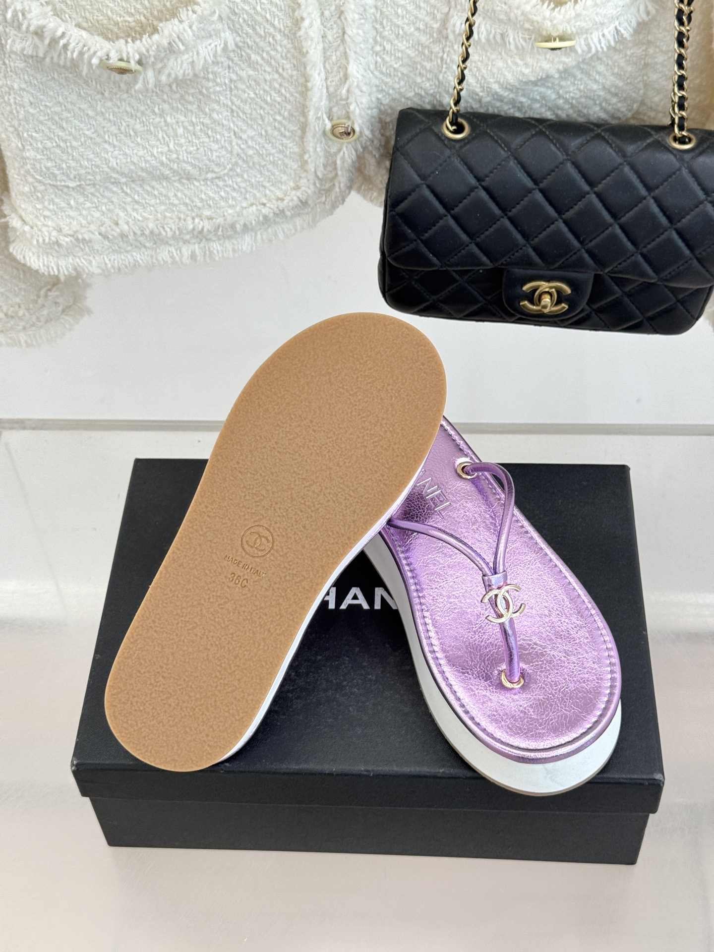 CHANE* ｜小香26P双C夹脚厚底人字拖鞋将法式优雅与夏日松弛完美相融。柔滑小羊皮包裹夹脚线条贴合脚