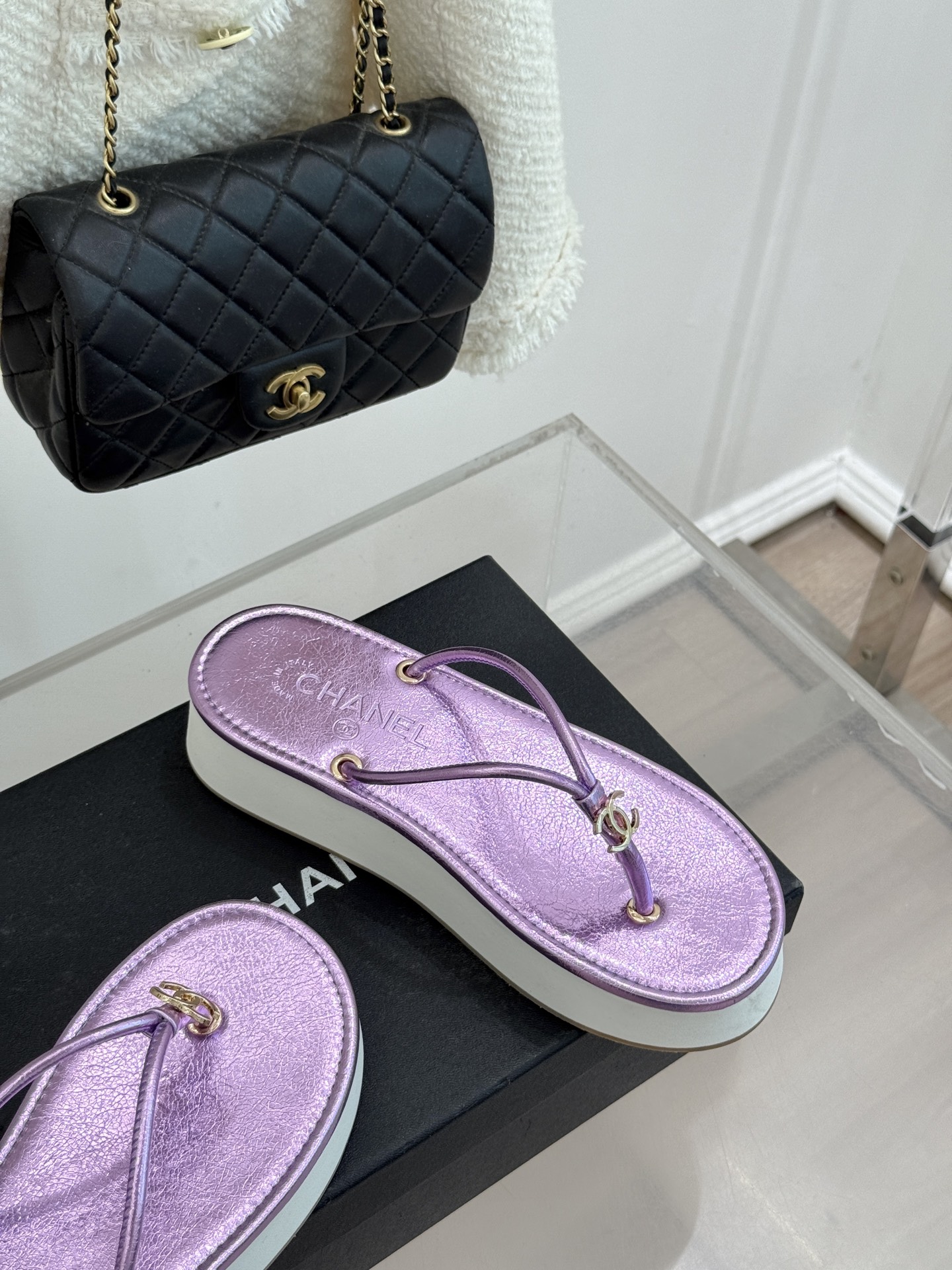 CHANE* ｜小香26P双C夹脚厚底人字拖鞋将法式优雅与夏日松弛完美相融。柔滑小羊皮包裹夹脚线条贴合脚