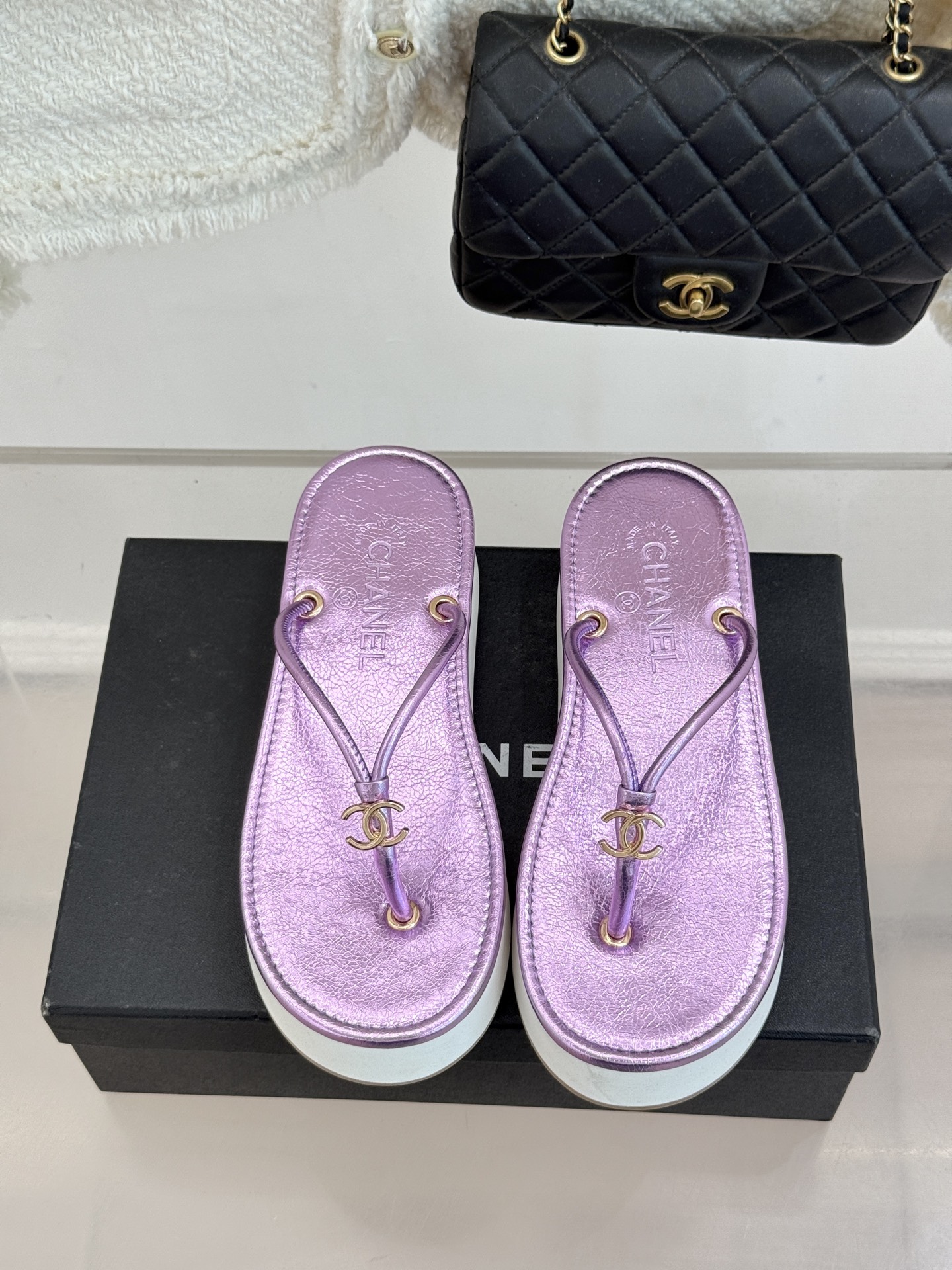 CHANE* ｜小香26P双C夹脚厚底人字拖鞋将法式优雅与夏日松弛完美相融。柔滑小羊皮包裹夹脚线条贴合脚