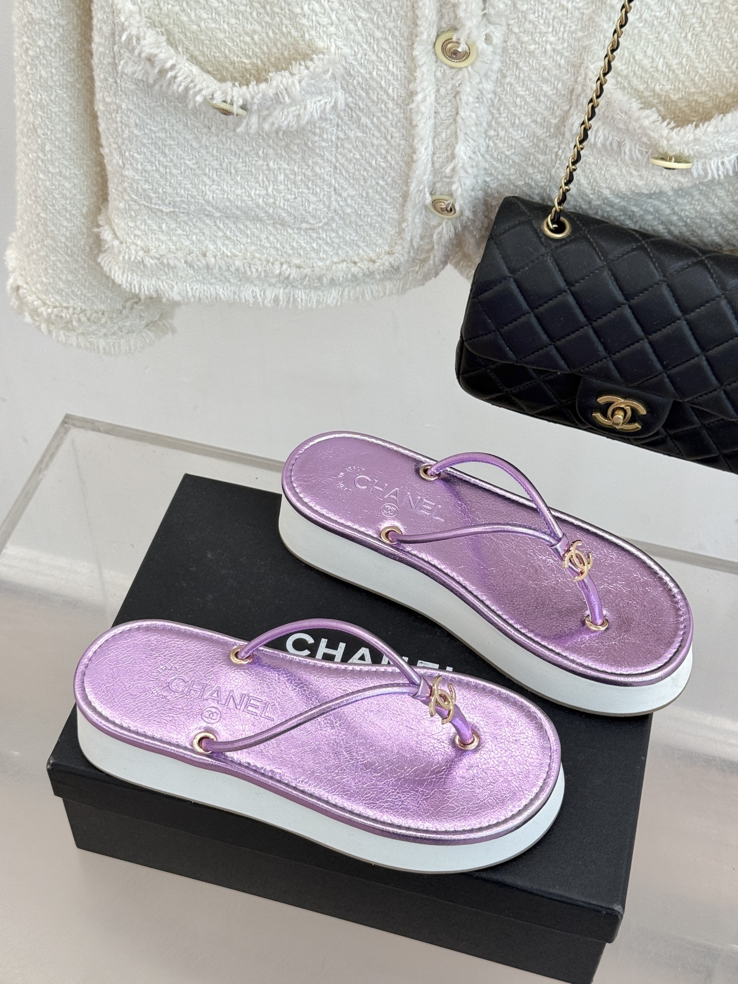 CHANE* ｜小香26P双C夹脚厚底人字拖鞋将法式优雅与夏日松弛完美相融。柔滑小羊皮包裹夹脚线条贴合脚