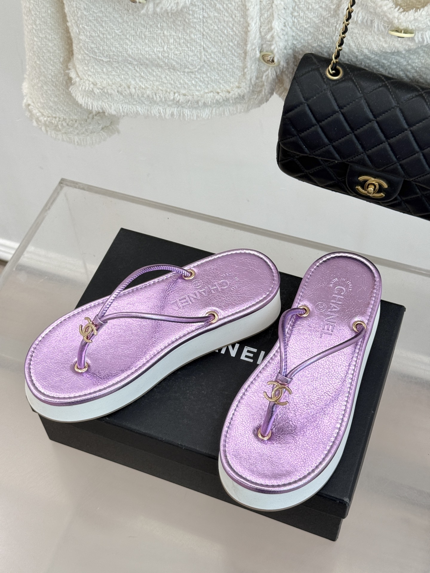 CHANE* ｜小香26P双C夹脚厚底人字拖鞋将法式优雅与夏日松弛完美相融。柔滑小羊皮包裹夹脚线条贴合脚