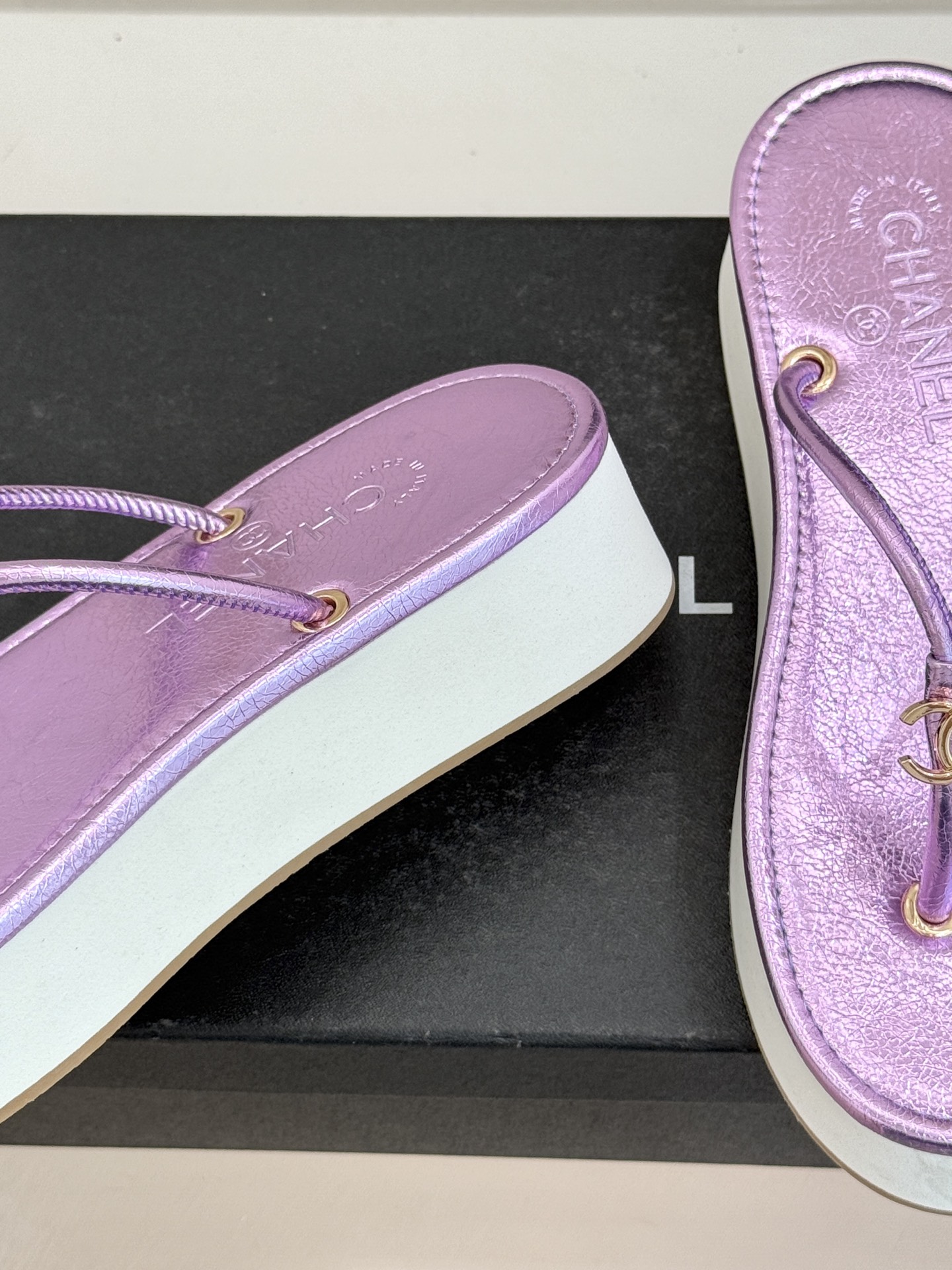 CHANE* ｜小香26P双C夹脚厚底人字拖鞋将法式优雅与夏日松弛完美相融。柔滑小羊皮包裹夹脚线条贴合脚