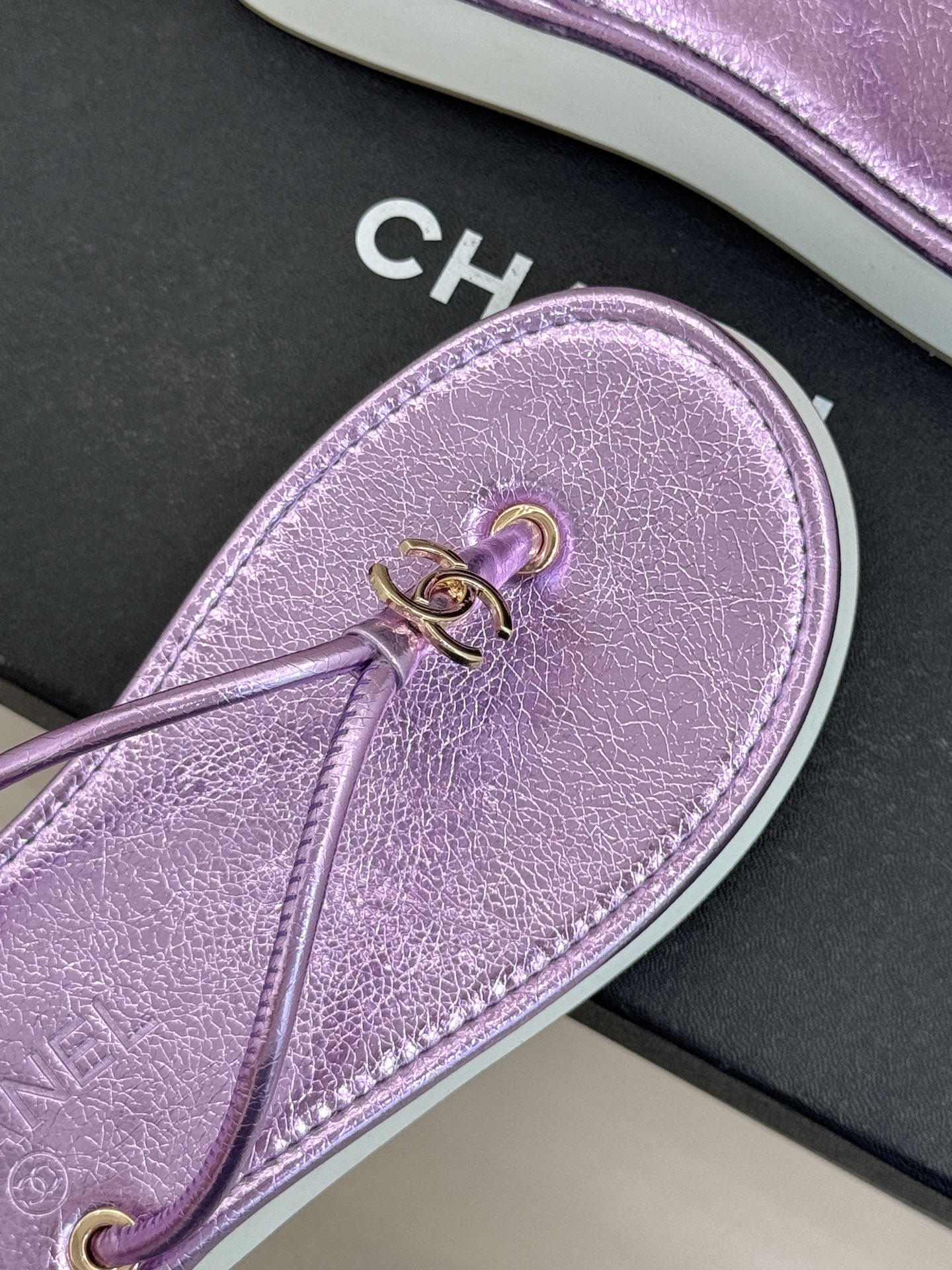 CHANE* ｜小香26P双C夹脚厚底人字拖鞋将法式优雅与夏日松弛完美相融。柔滑小羊皮包裹夹脚线条贴合脚