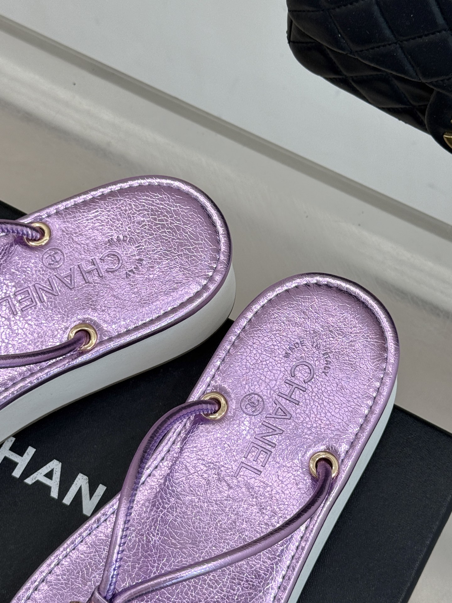 CHANE* ｜小香26P双C夹脚厚底人字拖鞋将法式优雅与夏日松弛完美相融。柔滑小羊皮包裹夹脚线条贴合脚