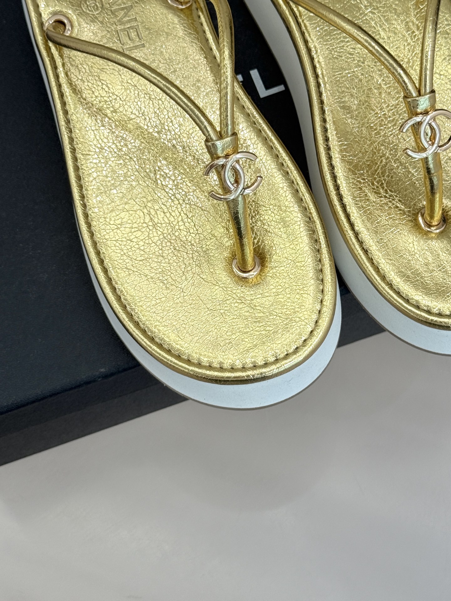 CHANE* ｜小香26P双C夹脚厚底人字拖鞋将法式优雅与夏日松弛完美相融。柔滑小羊皮包裹夹脚线条贴合脚