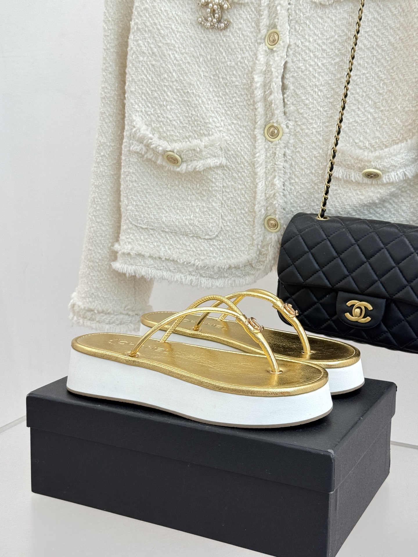 CHANE* ｜小香26P双C夹脚厚底人字拖鞋将法式优雅与夏日松弛完美相融。柔滑小羊皮包裹夹脚线条贴合脚