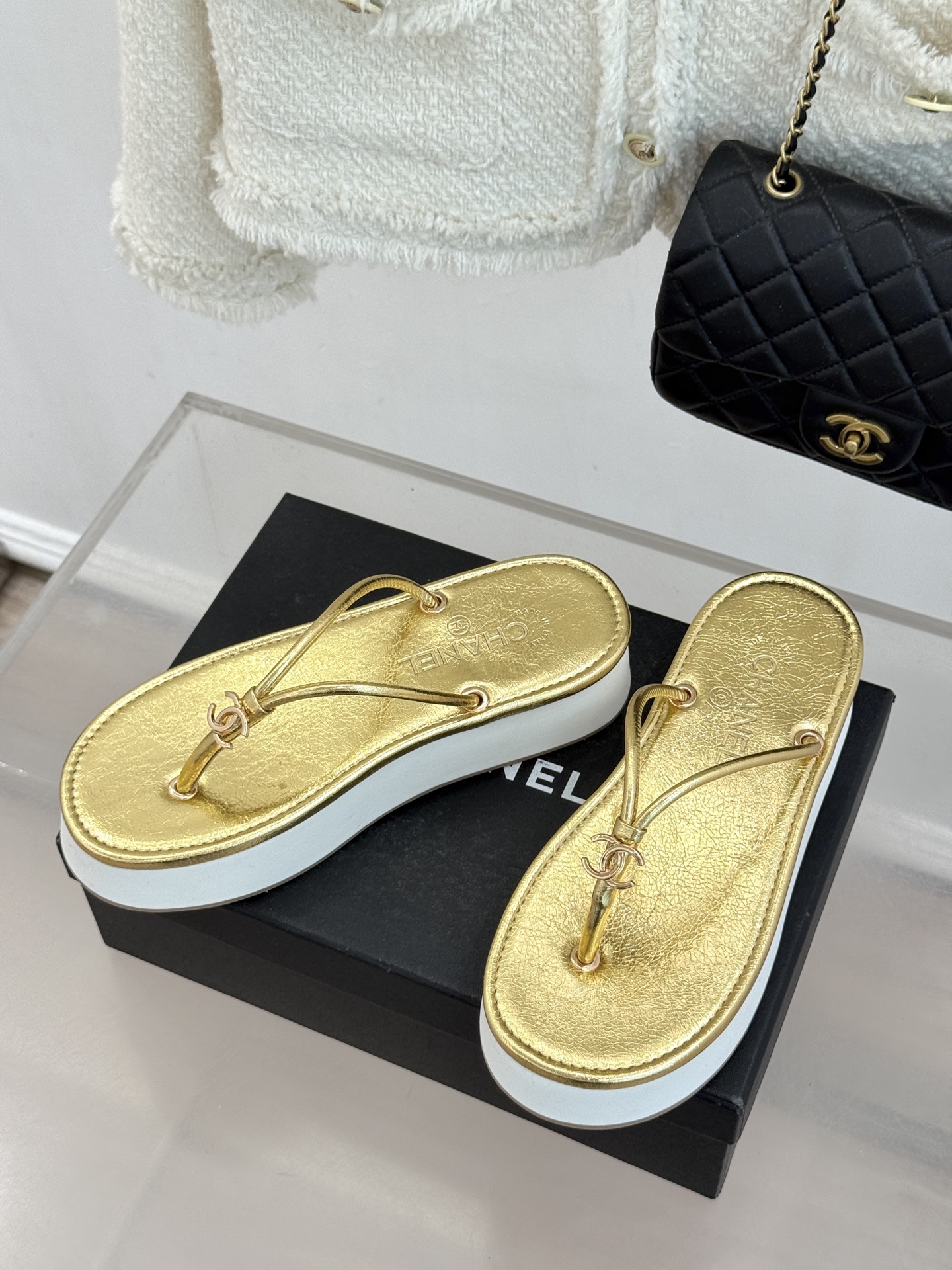 CHANE* ｜小香26P双C夹脚厚底人字拖鞋将法式优雅与夏日松弛完美相融。柔滑小羊皮包裹夹脚线条贴合脚