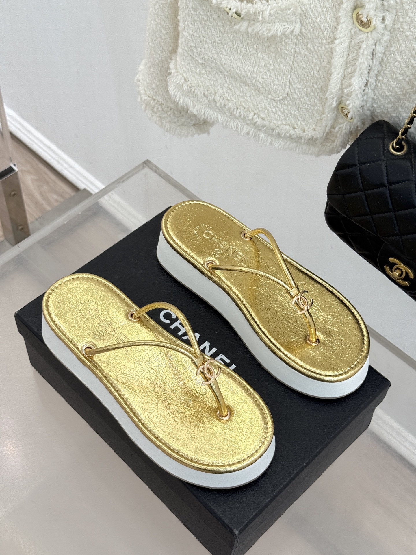 CHANE* ｜小香26P双C夹脚厚底人字拖鞋将法式优雅与夏日松弛完美相融。柔滑小羊皮包裹夹脚线条贴合脚