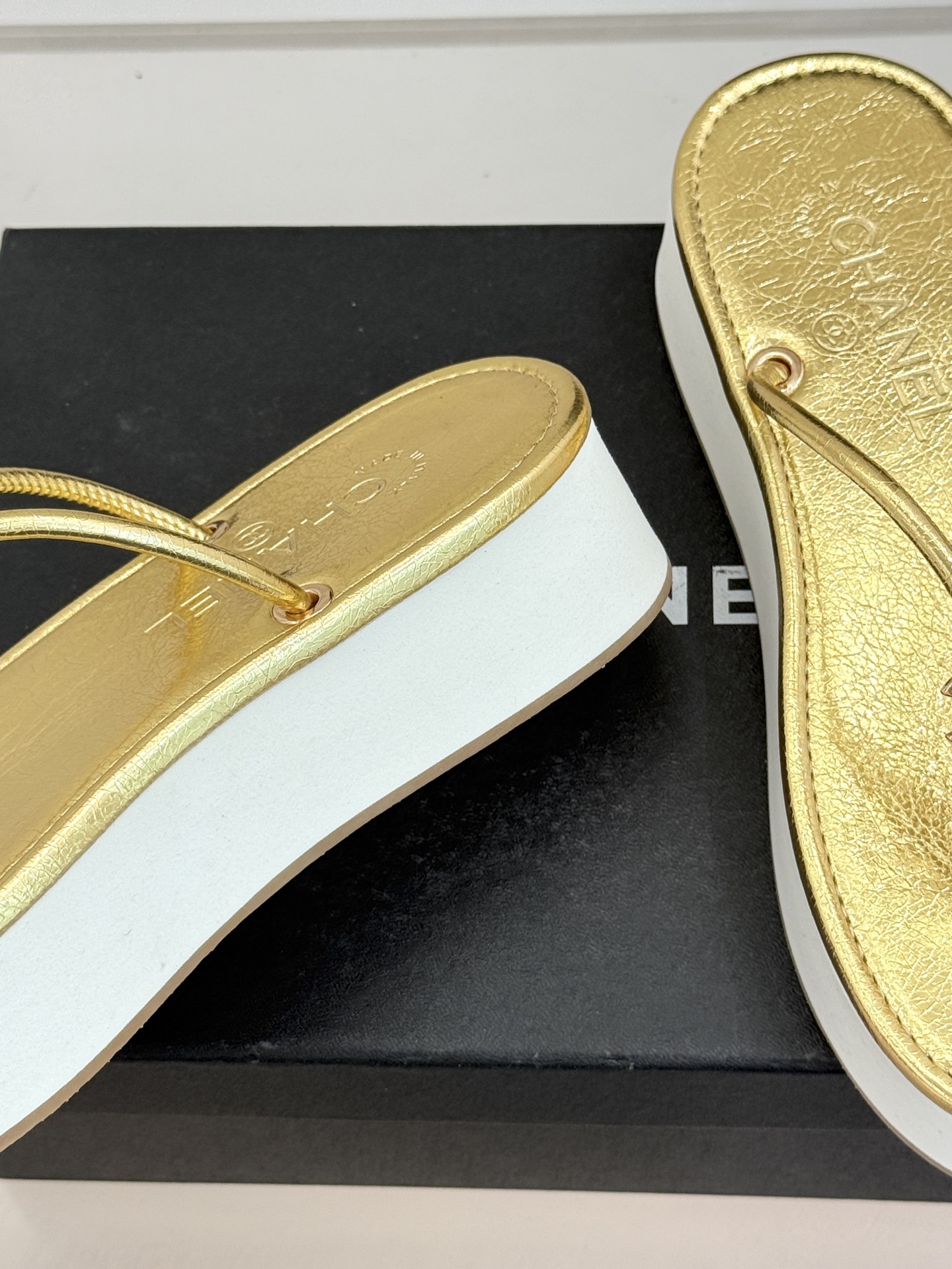 CHANE* ｜小香26P双C夹脚厚底人字拖鞋将法式优雅与夏日松弛完美相融。柔滑小羊皮包裹夹脚线条贴合脚