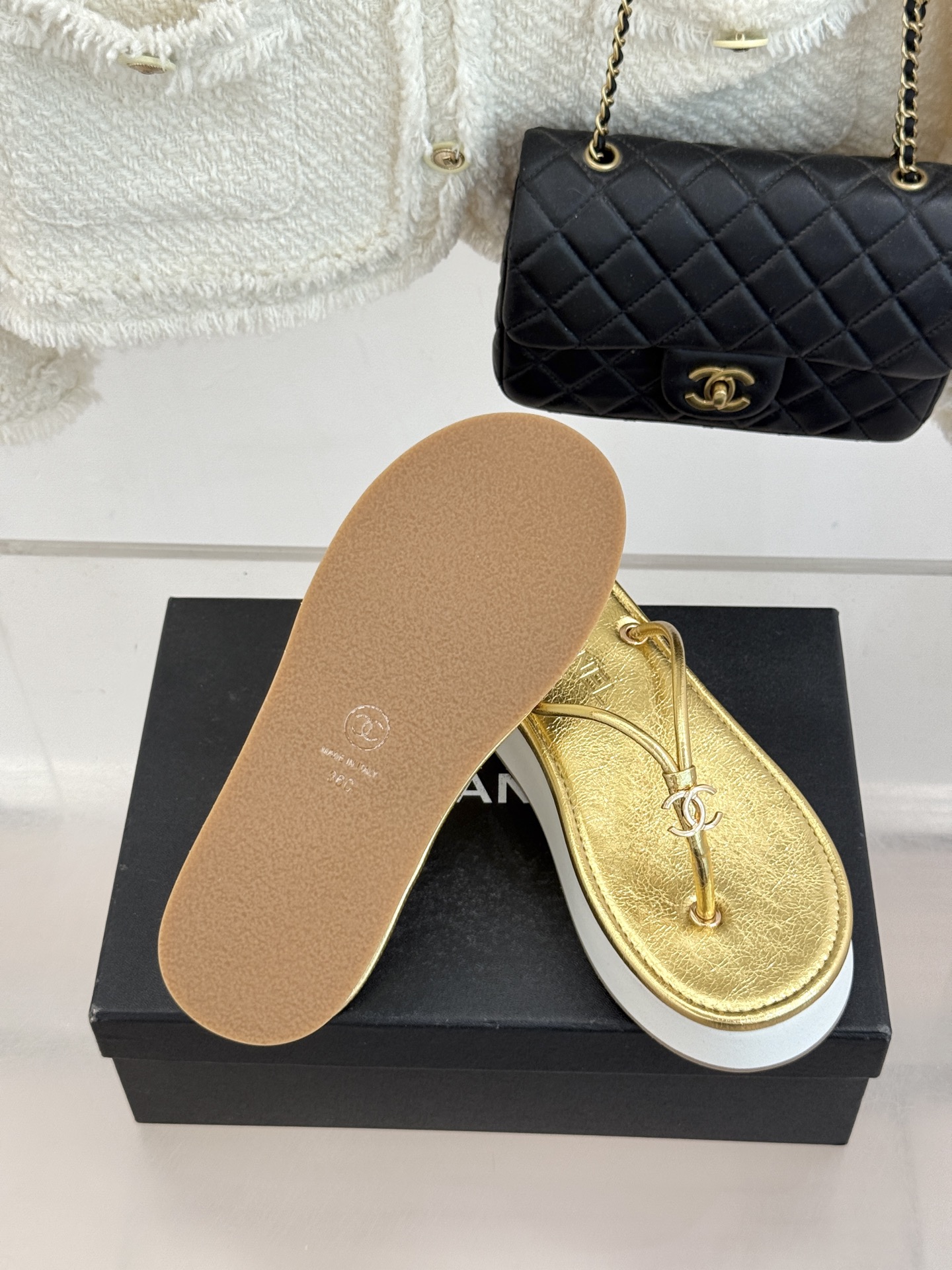 CHANE* ｜小香26P双C夹脚厚底人字拖鞋将法式优雅与夏日松弛完美相融。柔滑小羊皮包裹夹脚线条贴合脚