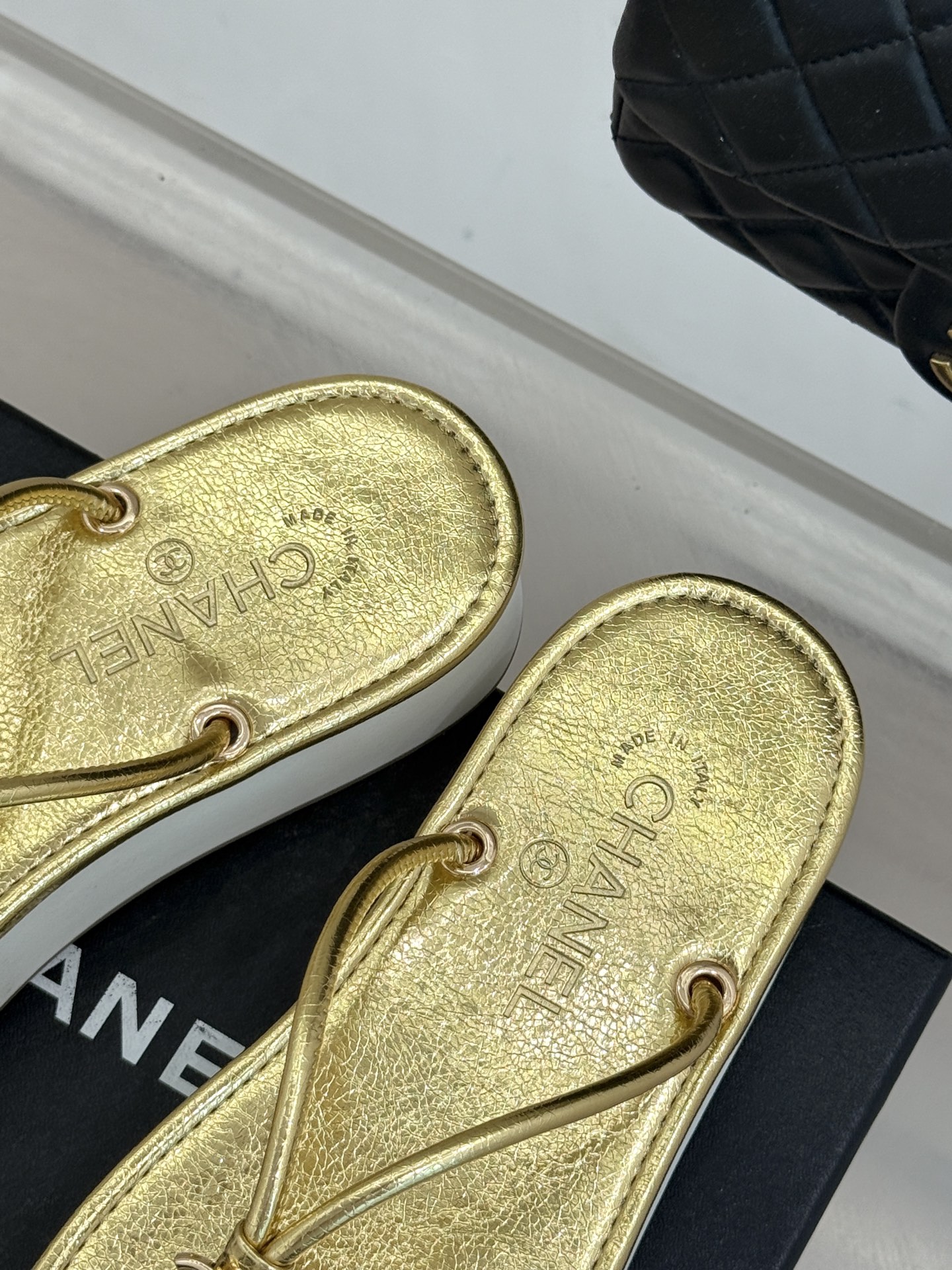 CHANE* ｜小香26P双C夹脚厚底人字拖鞋将法式优雅与夏日松弛完美相融。柔滑小羊皮包裹夹脚线条贴合脚