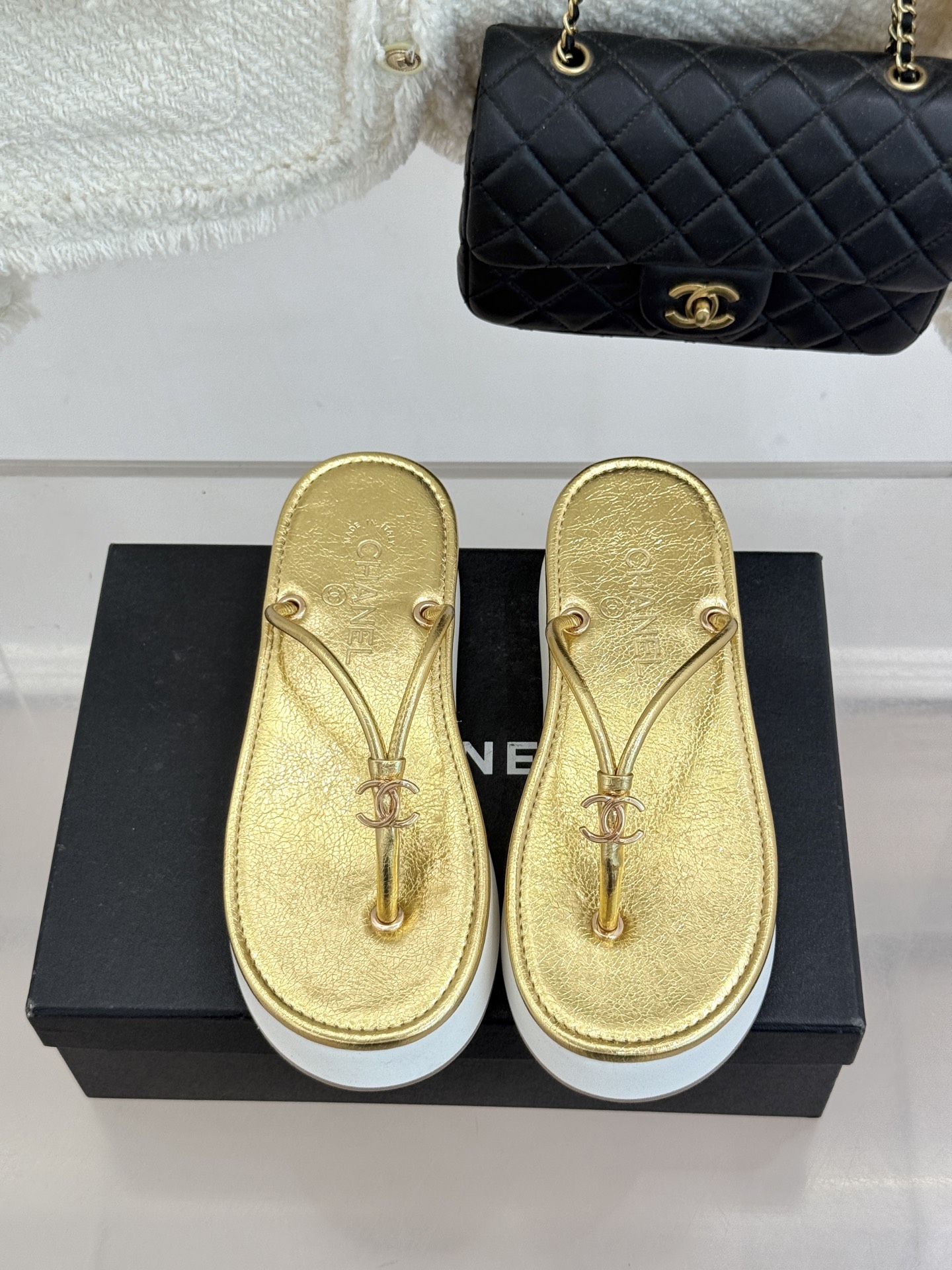 CHANE* ｜小香26P双C夹脚厚底人字拖鞋将法式优雅与夏日松弛完美相融。柔滑小羊皮包裹夹脚线条贴合脚