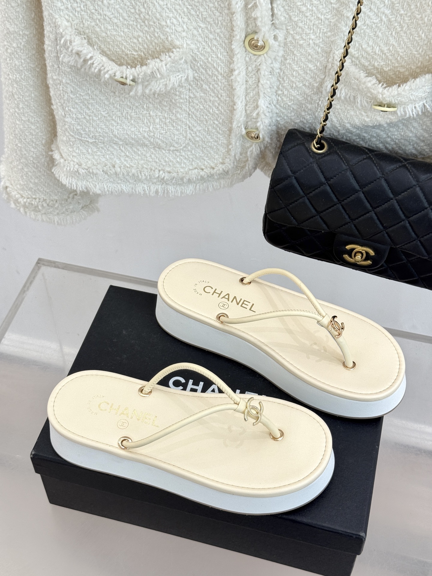 CHANE* ｜小香26P双C夹脚厚底人字拖鞋将法式优雅与夏日松弛完美相融。柔滑小羊皮包裹夹脚线条贴合脚