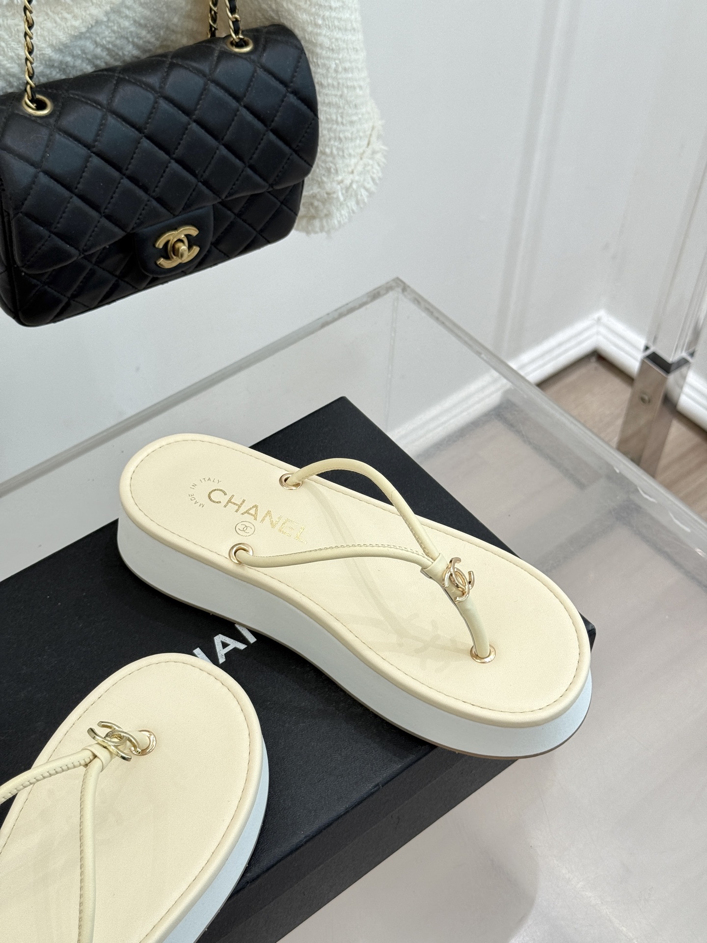 CHANE* ｜小香26P双C夹脚厚底人字拖鞋将法式优雅与夏日松弛完美相融。柔滑小羊皮包裹夹脚线条贴合脚