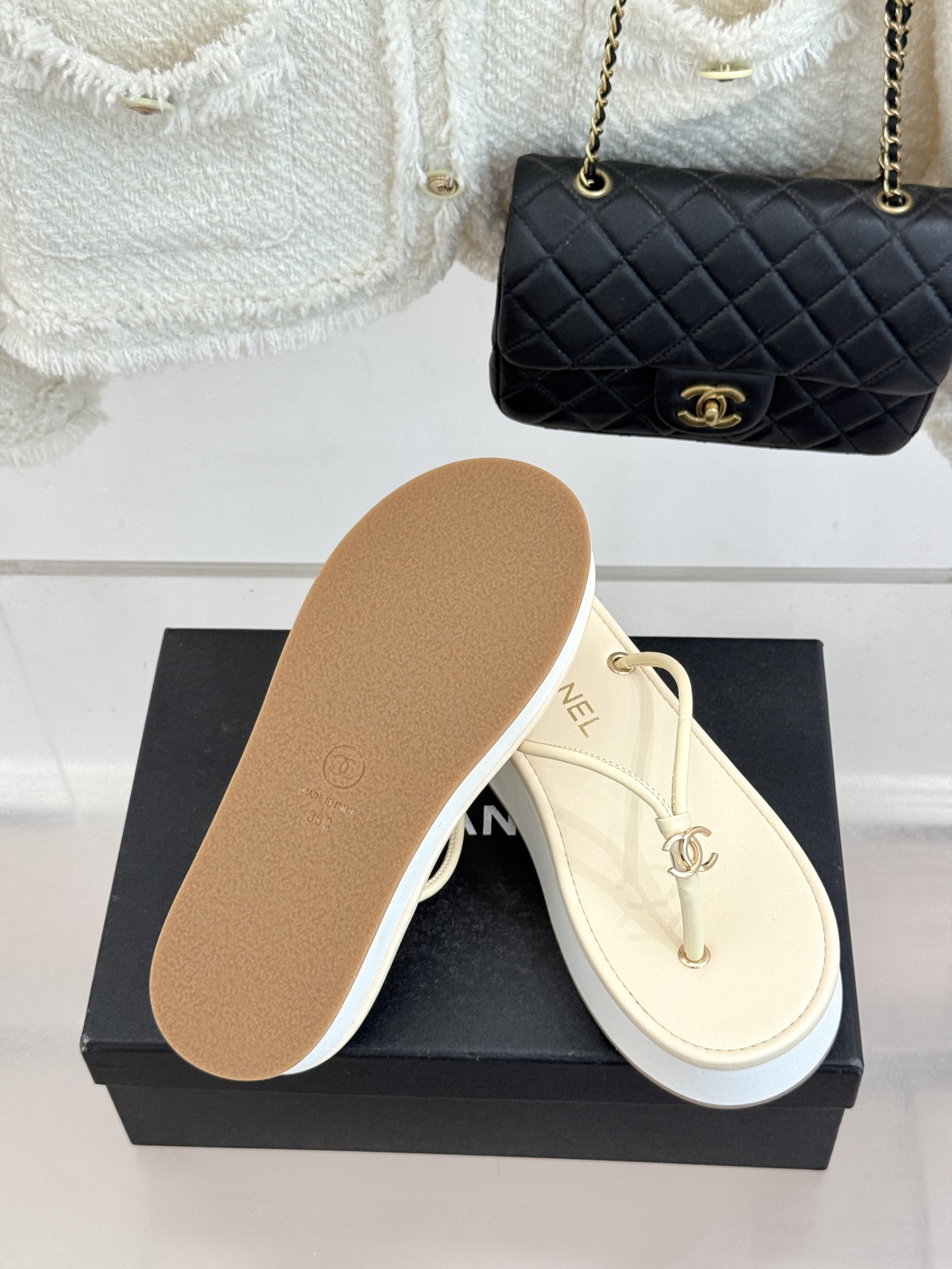 CHANE* ｜小香26P双C夹脚厚底人字拖鞋将法式优雅与夏日松弛完美相融。柔滑小羊皮包裹夹脚线条贴合脚