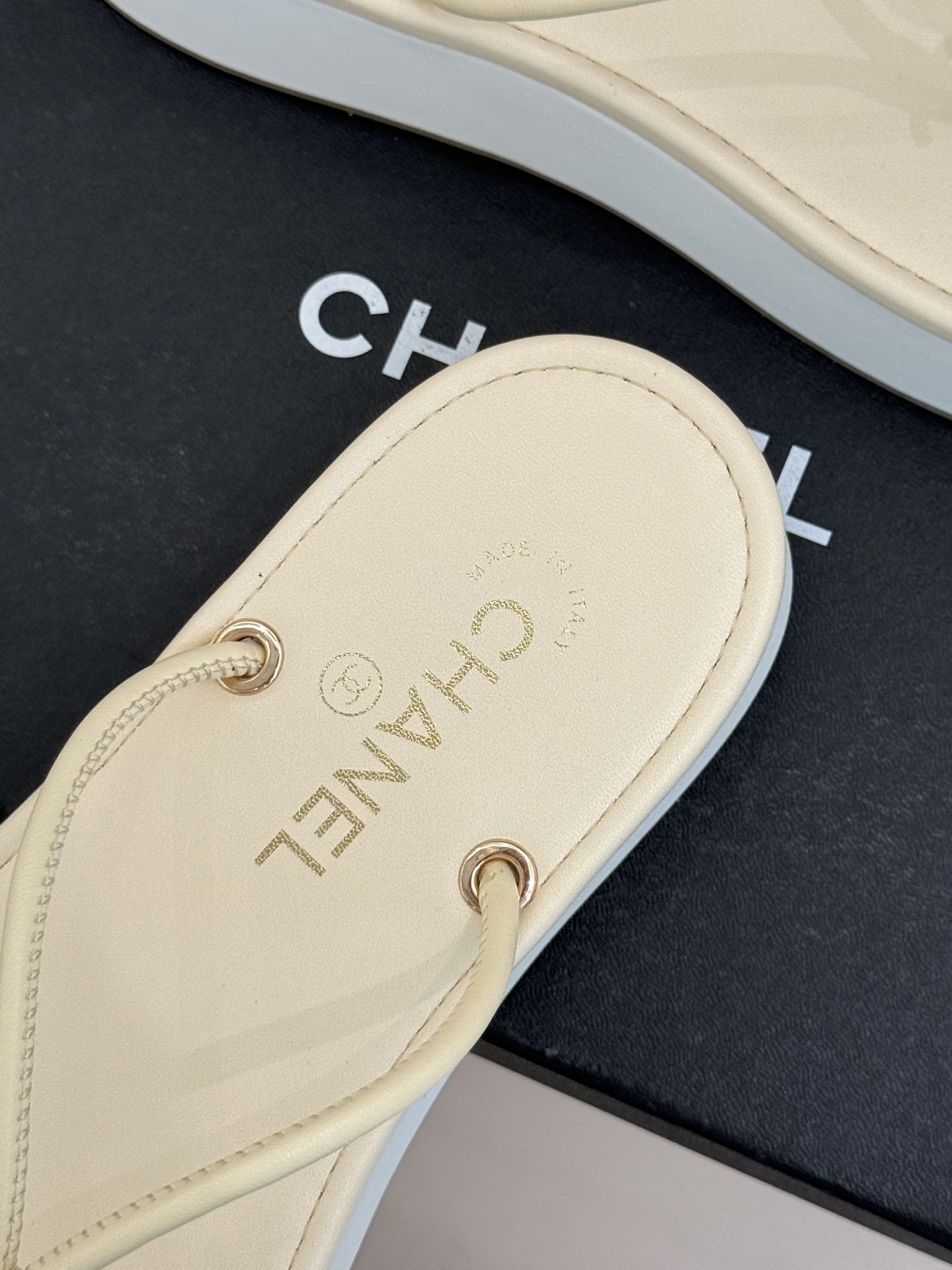 CHANE* ｜小香26P双C夹脚厚底人字拖鞋将法式优雅与夏日松弛完美相融。柔滑小羊皮包裹夹脚线条贴合脚