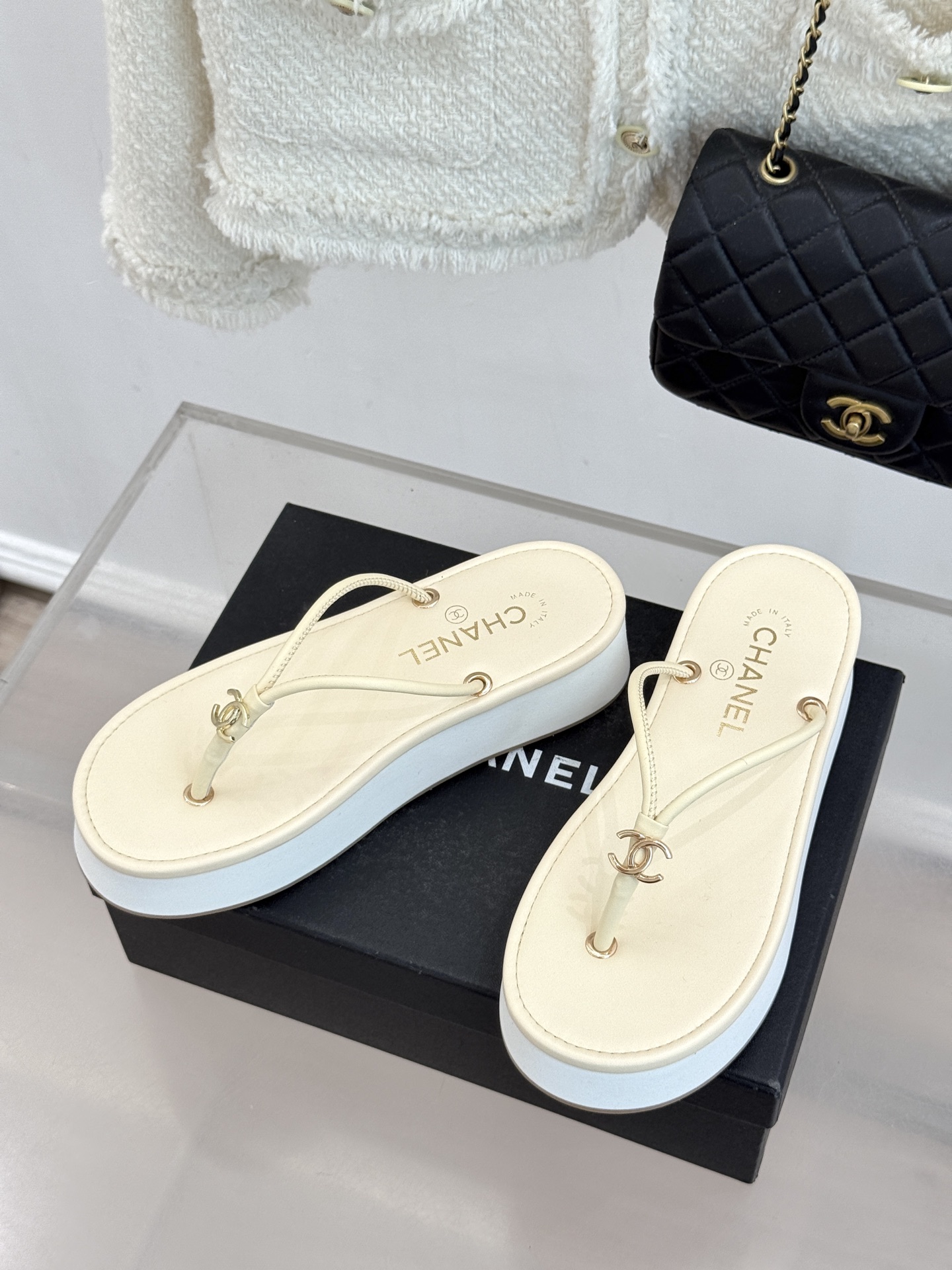 CHANE* ｜小香26P双C夹脚厚底人字拖鞋将法式优雅与夏日松弛完美相融。柔滑小羊皮包裹夹脚线条贴合脚