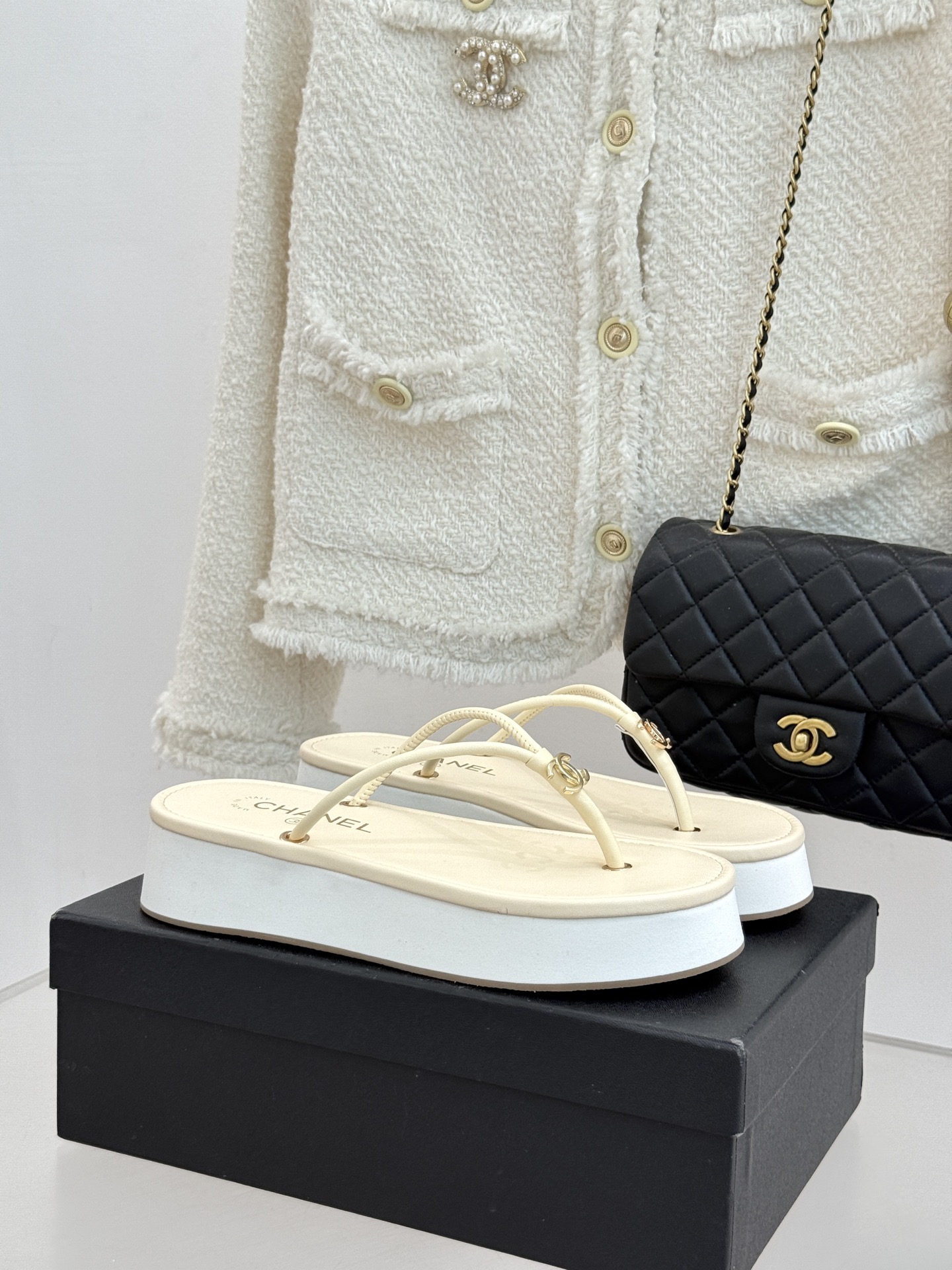 CHANE* ｜小香26P双C夹脚厚底人字拖鞋将法式优雅与夏日松弛完美相融。柔滑小羊皮包裹夹脚线条贴合脚