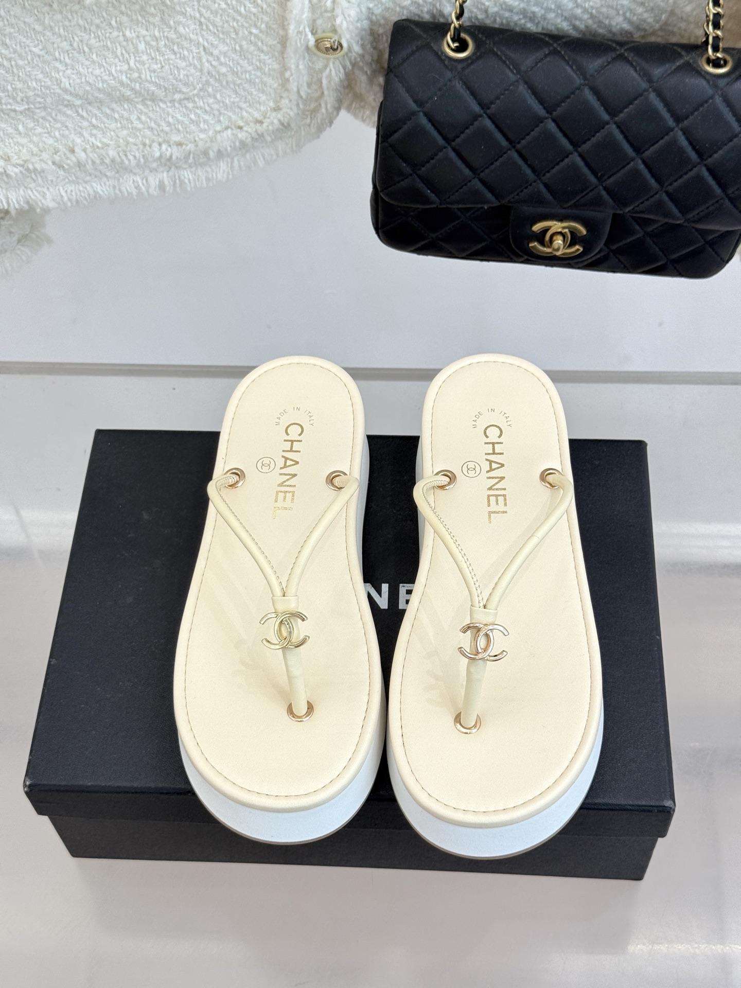 CHANE* ｜小香26P双C夹脚厚底人字拖鞋将法式优雅与夏日松弛完美相融。柔滑小羊皮包裹夹脚线条贴合脚