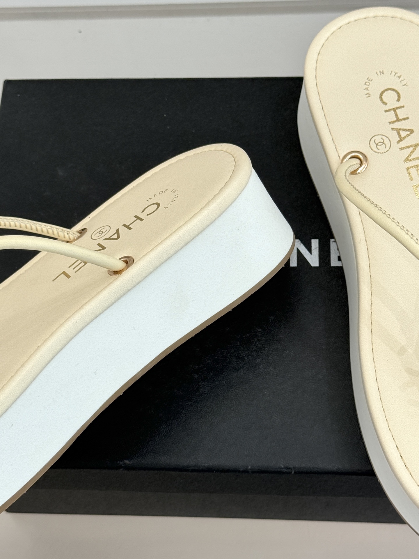 CHANE* ｜小香26P双C夹脚厚底人字拖鞋将法式优雅与夏日松弛完美相融。柔滑小羊皮包裹夹脚线条贴合脚