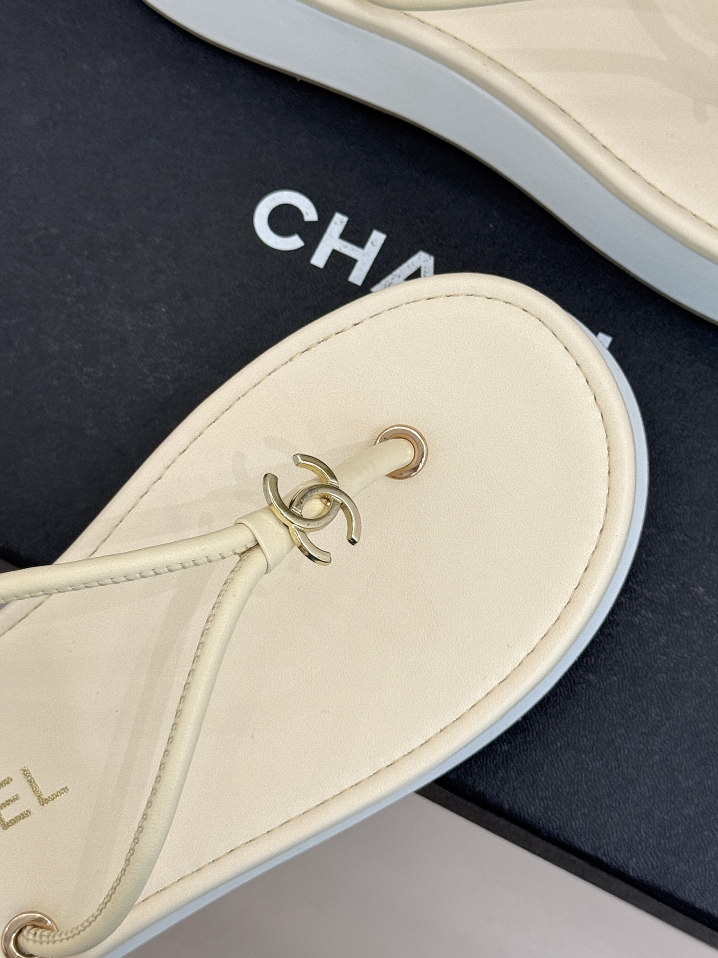 CHANE* ｜小香26P双C夹脚厚底人字拖鞋将法式优雅与夏日松弛完美相融。柔滑小羊皮包裹夹脚线条贴合脚