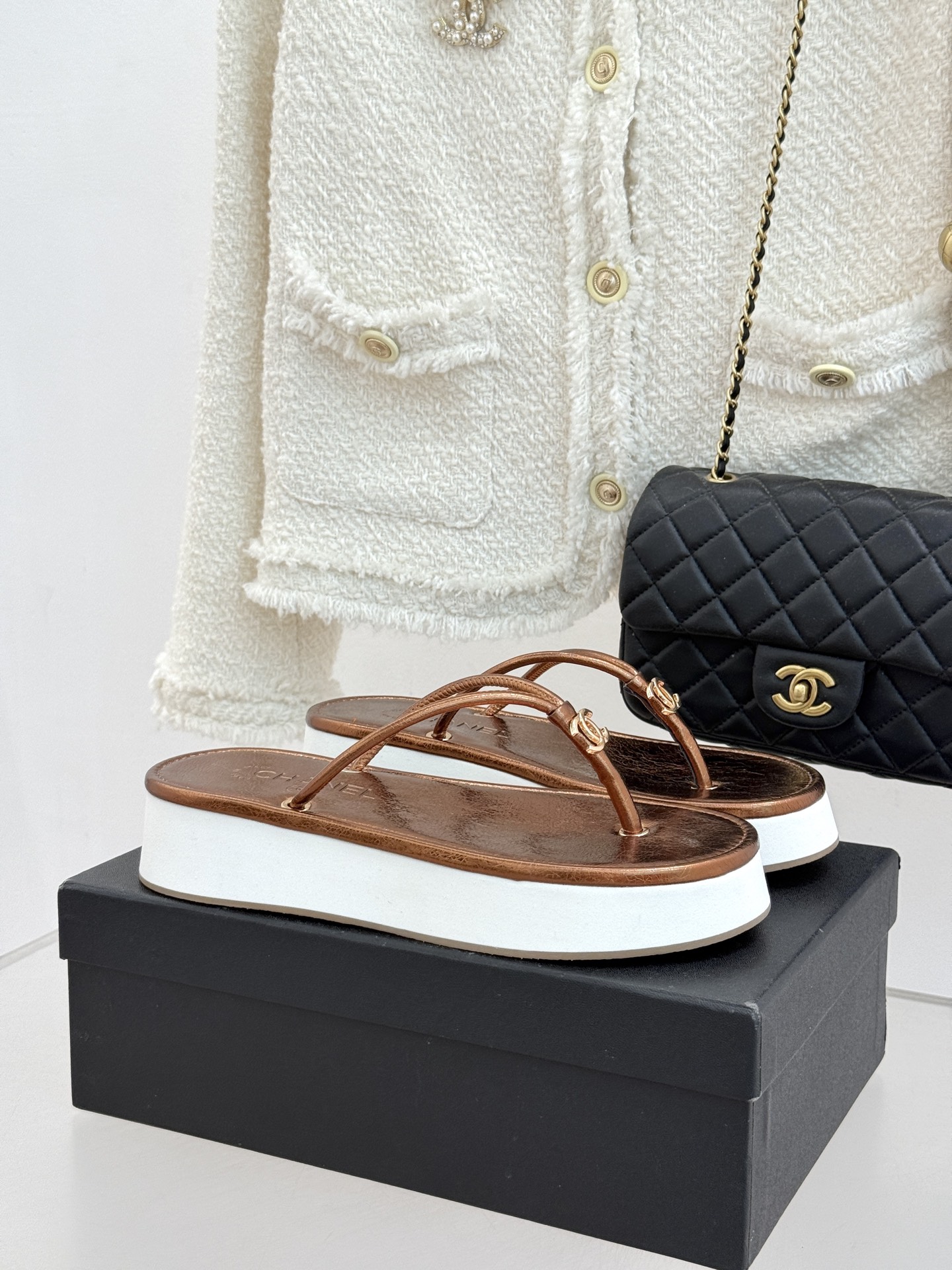 CHANE* ｜小香26P双C夹脚厚底人字拖鞋将法式优雅与夏日松弛完美相融。柔滑小羊皮包裹夹脚线条贴合脚