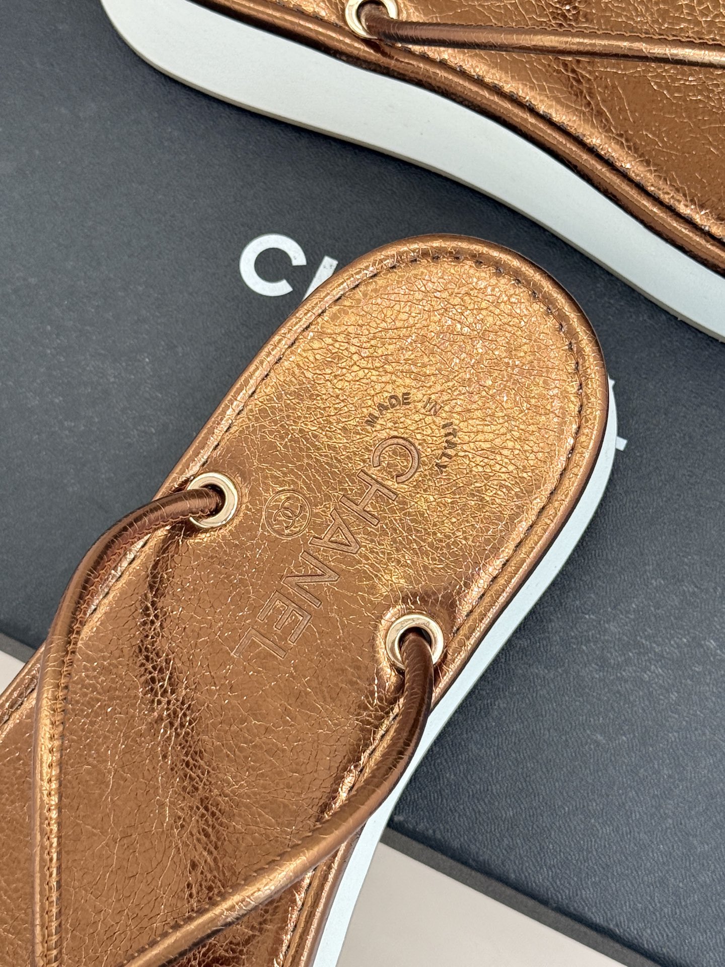 CHANE* ｜小香26P双C夹脚厚底人字拖鞋将法式优雅与夏日松弛完美相融。柔滑小羊皮包裹夹脚线条贴合脚