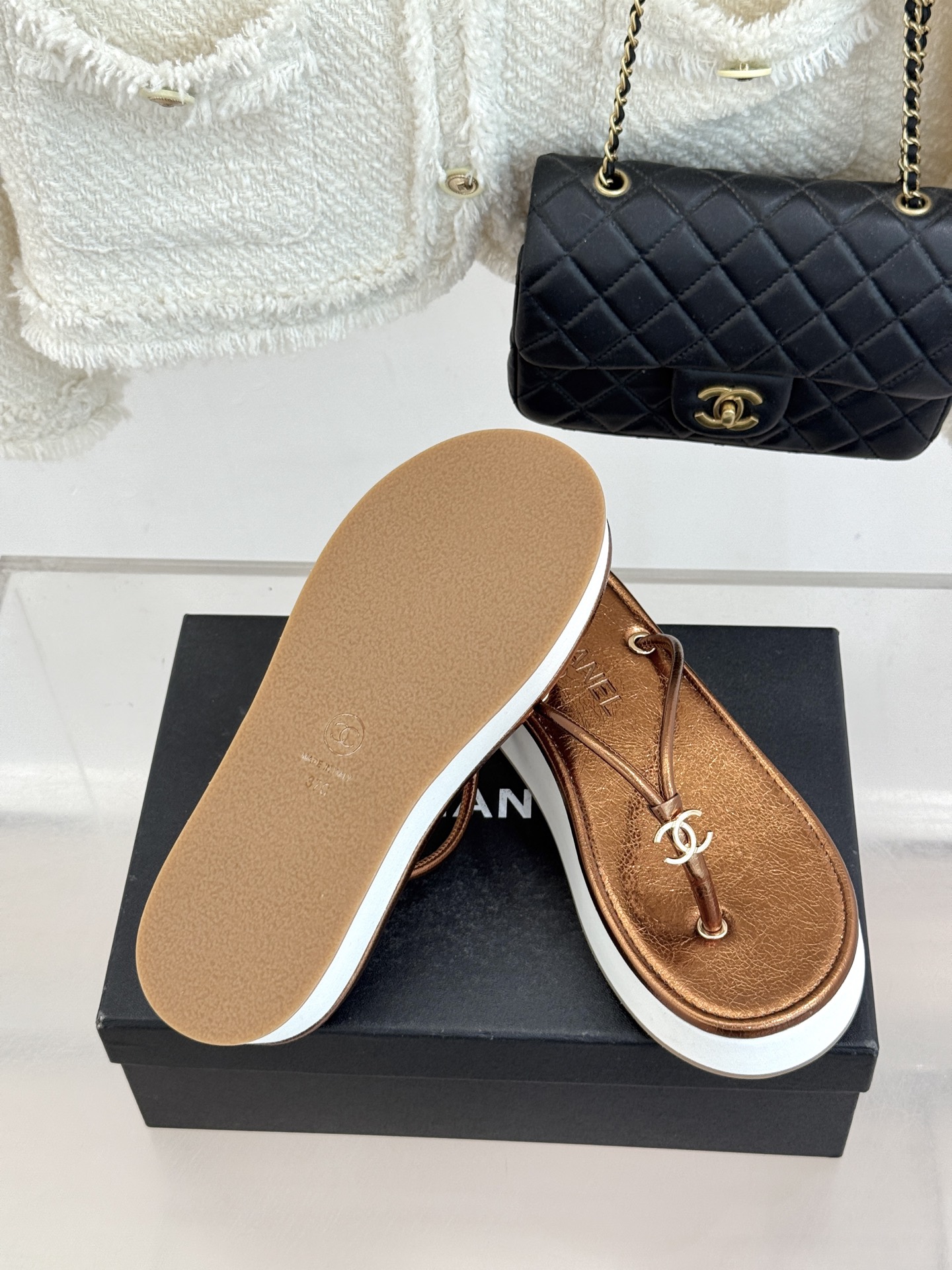 CHANE* ｜小香26P双C夹脚厚底人字拖鞋将法式优雅与夏日松弛完美相融。柔滑小羊皮包裹夹脚线条贴合脚