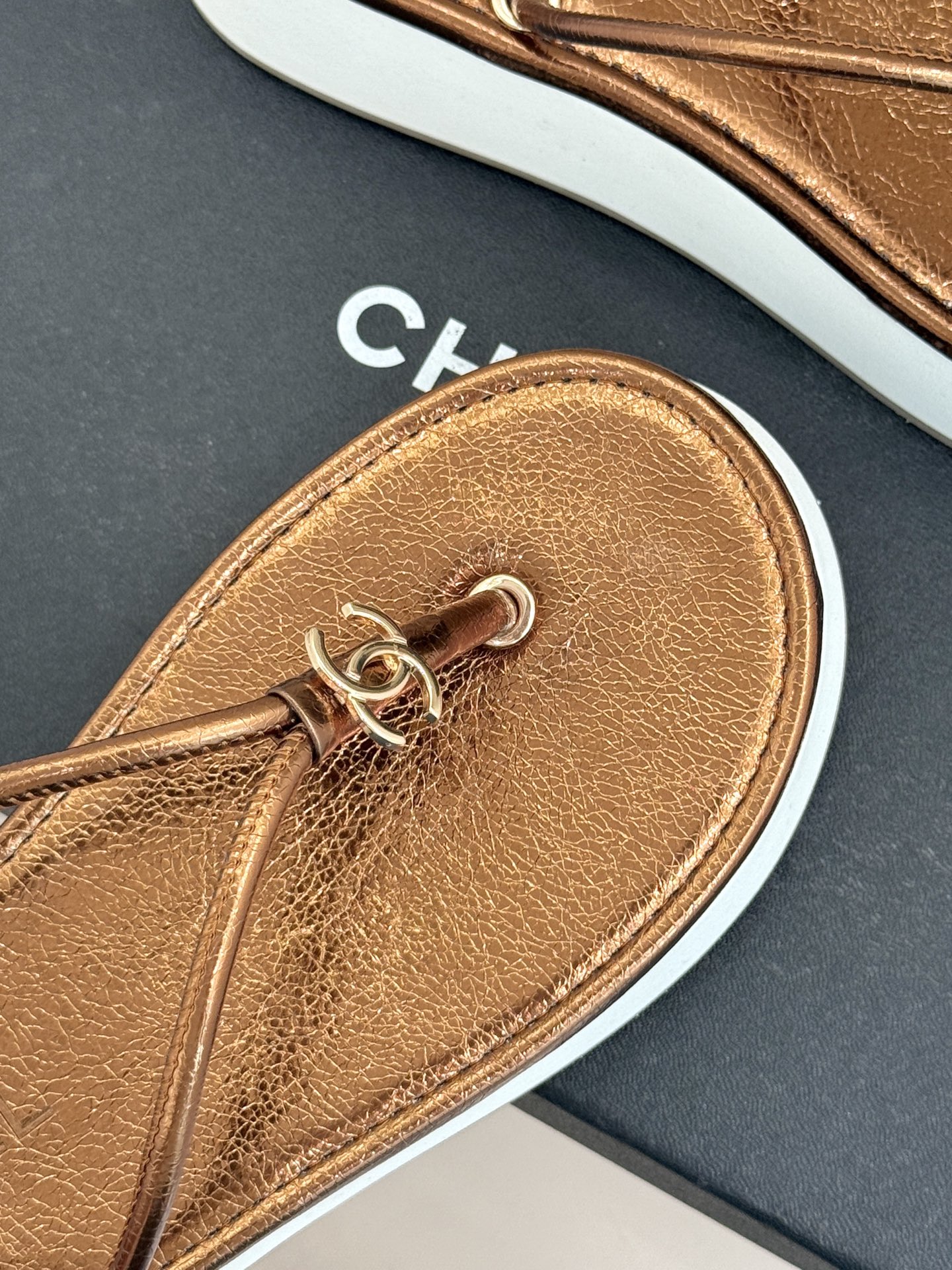 CHANE* ｜小香26P双C夹脚厚底人字拖鞋将法式优雅与夏日松弛完美相融。柔滑小羊皮包裹夹脚线条贴合脚