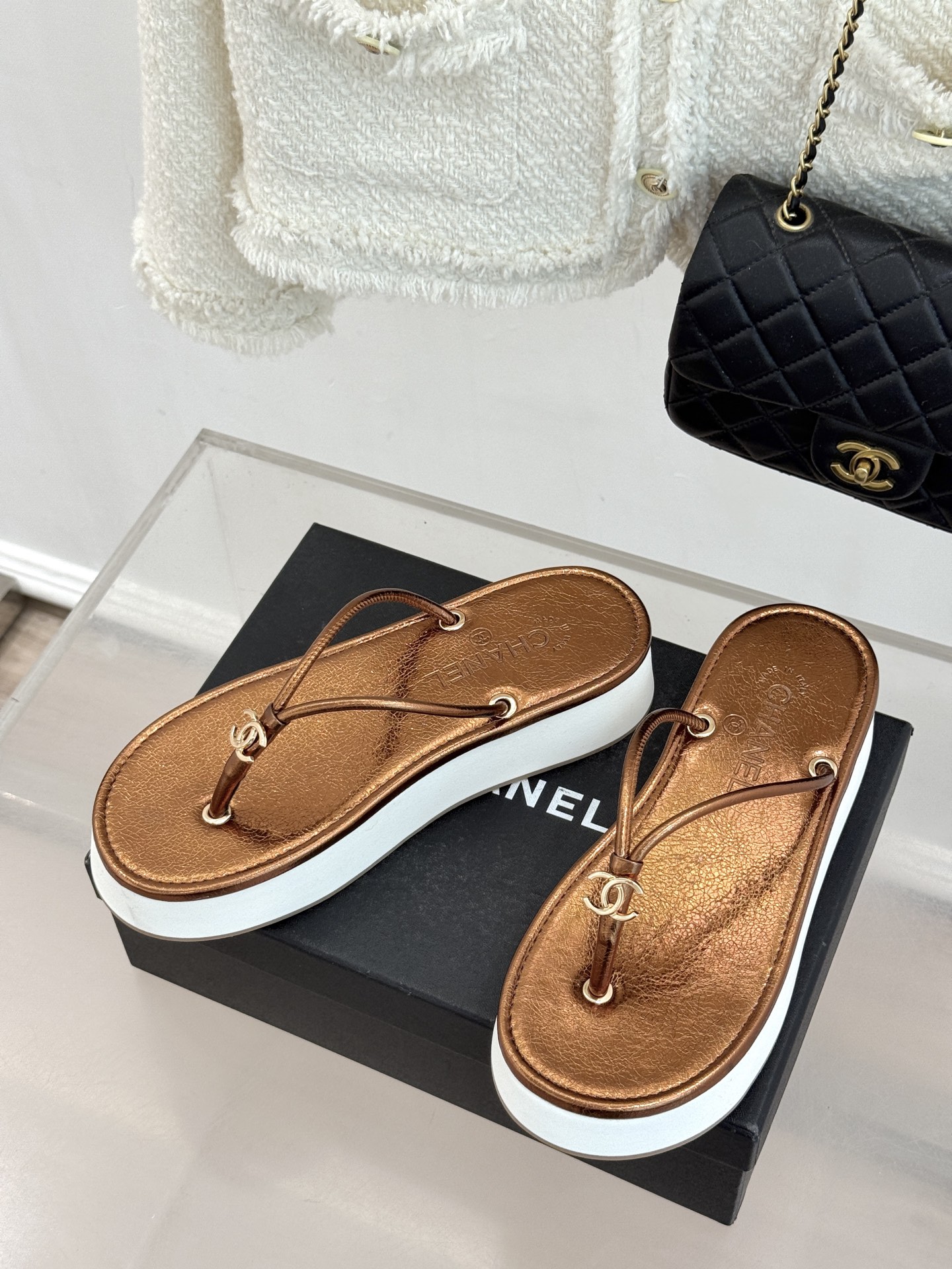 CHANE* ｜小香26P双C夹脚厚底人字拖鞋将法式优雅与夏日松弛完美相融。柔滑小羊皮包裹夹脚线条贴合脚