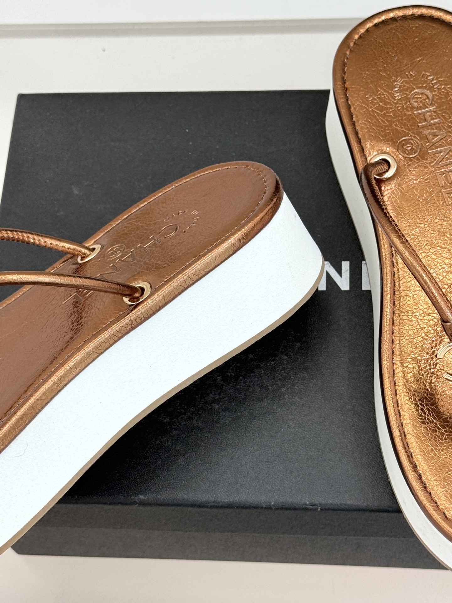 CHANE* ｜小香26P双C夹脚厚底人字拖鞋将法式优雅与夏日松弛完美相融。柔滑小羊皮包裹夹脚线条贴合脚